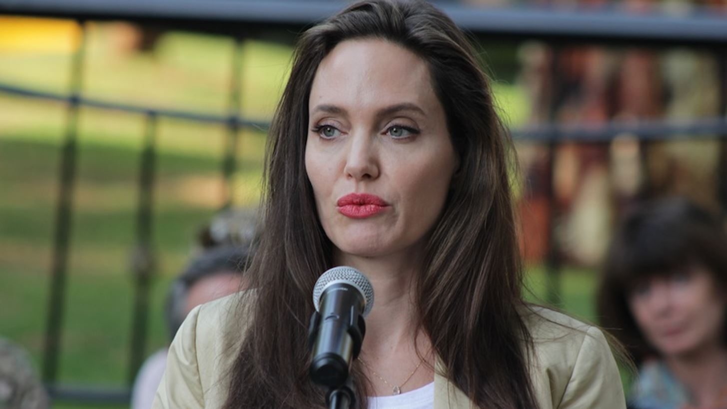 Vanity Fair: &quot;&#x395;&#x3BA;&#x3B8;&#x3AD;&#x3C4;&#x3B5;&#x3B9;&quot; &#x3C4;&#x3B7;&#x3BD; Angelina Jolie &#x3BC;&#x3B5; &#x3B7;&#x3C7;&#x3BF;&#x3B3;&#x3C1;&#x3B1;&#x3C6;&#x3B7;&#x3BC;&#x3AD;&#x3BD;&#x3B1; &#x3B1;&#x3C0;&#x3BF;&#x3C3;&#x3C0;&#x3AC;&#x3C3;&#x3BC;&#x3B1;&#x3C4;&#x3B1; &#x3C4;&#x3B7;&#x3C2; &#x3C3;&#x3C5;&#x3BD;&#x3AD;&#x3BD;&#x3C4;&#x3B5;&#x3C5;&#x3BE;&#x3B7; &#x3C4;&#x3B7;&#x3C2;