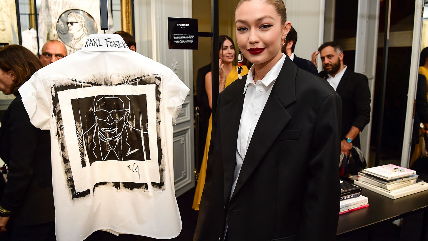 &#x39C;&#x3AD;&#x3C3;&#x3B1; &#x3C3;&#x3C4;&#x3B7;&#x3BD; &#x3AD;&#x3BA;&#x3B8;&#x3B5;&#x3C3;&#x3B7; &quot;The White Shirt Project&quot; &#x3C0;&#x3C1;&#x3BF;&#x3C2; &#x3C4;&#x3B9;&#x3BC;&#x3AE;&#x3BD; &#x3C4;&#x3BF;&#x3C5; Karl Lagerfeld &#x3C3;&#x3C4;&#x3BF; &#x3A0;&#x3B1;&#x3C1;&#x3AF;&#x3C3;&#x3B9;