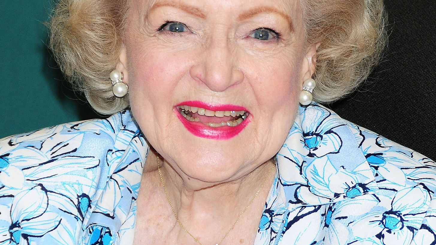 Betty White | &#x3A4;&#x3BF; Hollywood &#x3B1;&#x3C0;&#x3BF;&#x3C7;&#x3B1;&#x3B9;&#x3C1;&#x3B5;&#x3C4;&#x3AC; &#x3C4;&#x3BF; &quot;&#x3C7;&#x3C1;&#x3C5;&#x3C3;&#x3CC; &#x3BA;&#x3BF;&#x3C1;&#x3AF;&#x3C4;&#x3C3;&#x3B9;&quot; &#x3C0;&#x3BF;&#x3C5; &#x3B1;&#x3B3;&#x3B1;&#x3C0;&#x3BF;&#x3CD;&#x3C3;&#x3B5; &#x3CC;&#x3BB;&#x3B7; &#x3B7; &#x391;&#x3BC;&#x3B5;&#x3C1;&#x3B9;&#x3BA;&#x3AE;