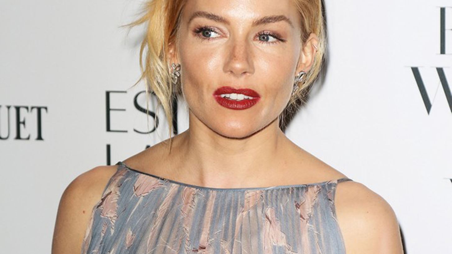 Sienna Miller: &#x393;&#x3B9;&#x3B1;&#x3C4;&#x3AF; &#x3B4;&#x3B5;&#x3BD; &#x3AD;&#x3C7;&#x3B5;&#x3B9; &#x3B4;&#x3BF;&#x3C5;&#x3BB;&#x3AD;&#x3C8;&#x3B5;&#x3B9; &#x3B5;&#x3B4;&#x3CE; &#x3BA;&#x3B1;&#x3B9; &#x3AD;&#x3BD;&#x3B1;&#x3BD; &#x3C7;&#x3C1;&#x3CC;&#x3BD;&#x3BF;;