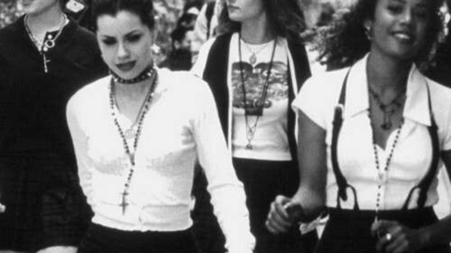 Αυτά τα κλασικά παπούτσια επιστρέφουν από τα '90s και γίνονται ξανά cool