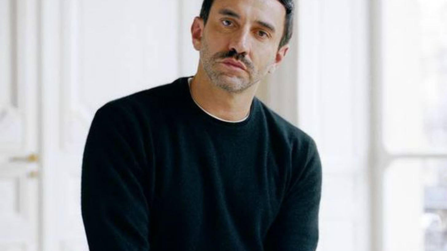 &#x39F; Riccardo Tisci &#x3C6;&#x3B5;&#x3CD;&#x3B3;&#x3B5;&#x3B9; &#x3B1;&#x3C0;&#x3CC; &#x3C4;&#x3BF;&#x3BD; Givenchy