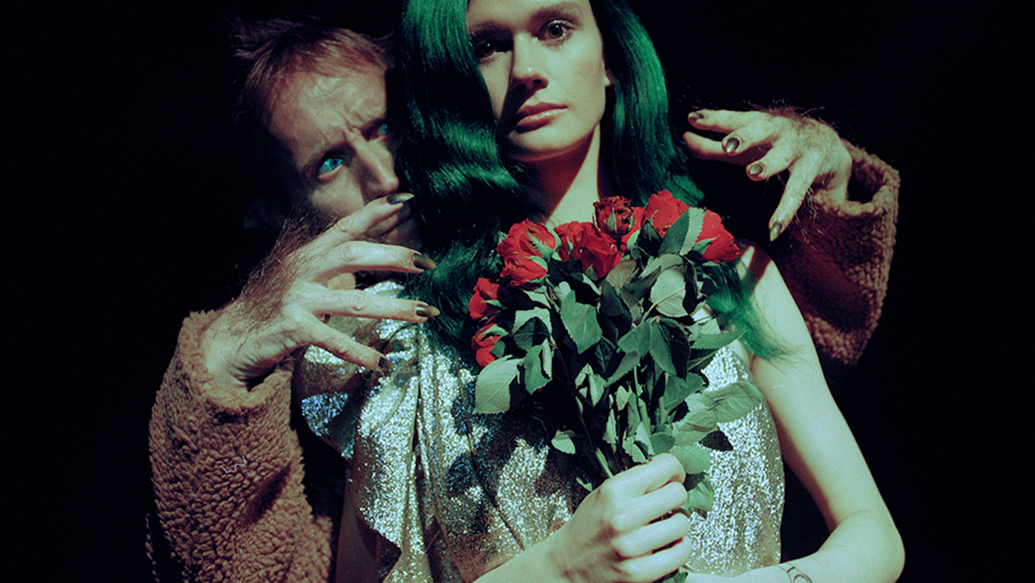 H Stella McCartney &#x3B3;&#x3B9;&#x3BF;&#x3C1;&#x3C4;&#x3AC;&#x3B6;&#x3B5;&#x3B9; &#x3C4;&#x3BF; Halloween &#x3BC;&#x3B5; &#x3AD;&#x3BD;&#x3B1; &#x3C4;&#x3C1;&#x3BF;&#x3BC;&#x3B1;&#x3BA;&#x3C4;&#x3B9;&#x3BA;&#x3CC; &#x3BA;&#x3B1;&#x3B9; stylish video