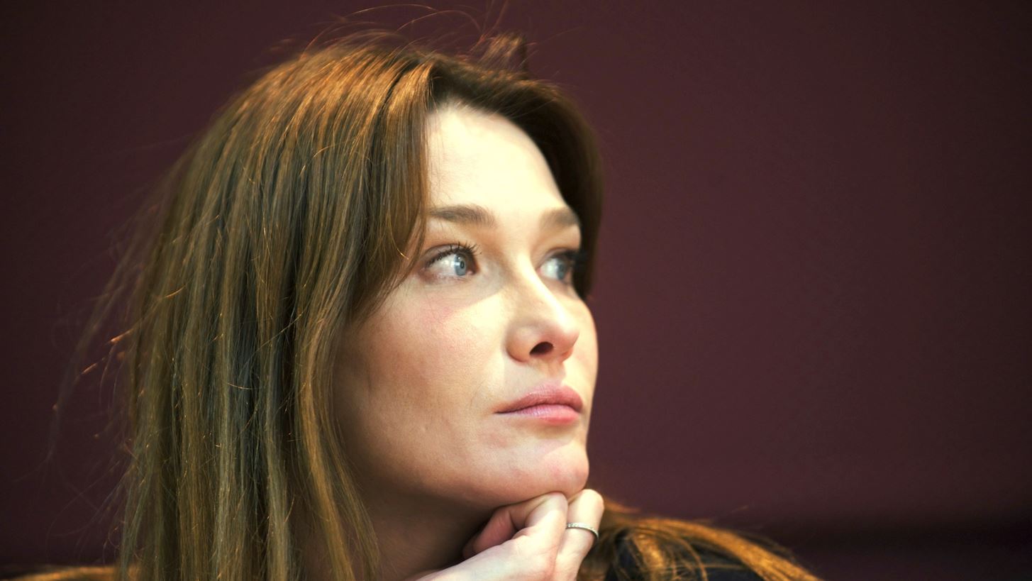 Carla Bruni: &#x38C;&#x3C4;&#x3B1;&#x3BD; &#x3C4;&#x3BF; &#x3B3;&#x3B1;&#x3BB;&#x3BB;&#x3B9;&#x3BA;&#x3CC; chic &#x3C3;&#x3C5;&#x3BD;&#x3B1;&#x3BD;&#x3C4;&#x3AC; &#x3C4;&#x3BF; rock &#x27;n&#x27;roll
