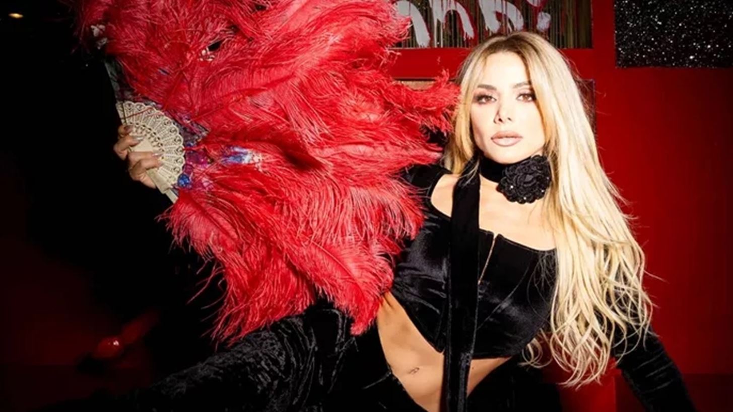 &#x397; Josephine &#x3B5;&#x3C0;&#x3B9;&#x3BB;&#x3AD;&#x3B3;&#x3B5;&#x3B9; &#x3C4;&#x3B1; &#x3B9;&#x3B4;&#x3B1;&#x3BD;&#x3B9;&#x3BA;&#x3AC; &#x3C7;&#x3C1;&#x3B9;&#x3C3;&#x3C4;&#x3BF;&#x3C5;&#x3B3;&#x3B5;&#x3BD;&#x3BD;&#x3B9;&#x3AC;&#x3C4;&#x3B9;&#x3BA;&#x3B1; &#x3B4;&#x3CE;&#x3C1;&#x3B1; &#x3B1;&#x3C0;&#x3CC; &#x3C4;&#x3B7;&#x3BD; Pink Woman