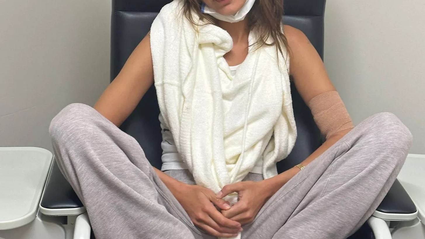 &#x397; Bella Hadid &#x3BC;&#x3BF;&#x3B9;&#x3C1;&#x3AC;&#x3B6;&#x3B5;&#x3C4;&#x3B1;&#x3B9; &#x3C6;&#x3C9;&#x3C4;&#x3BF;&#x3B3;&#x3C1;&#x3B1;&#x3C6;&#x3AF;&#x3B5;&#x3C2; &#x3B1;&#x3C0;&#x3CC; &#x3C4;&#x3B7;&#x3BD; &#x3BC;&#x3AC;&#x3C7;&#x3B7; &#x3C4;&#x3B7;&#x3C2; &#x3BC;&#x3B5; &#x3C4;&#x3B7; &#x3BD;&#x3CC;&#x3C3;&#x3BF; Lyme &#x3BA;&#x3B1;&#x3B9; &#x3C3;&#x3C4;&#x3AD;&#x3BB;&#x3BD;&#x3B5;&#x3B9; &#x3C4;&#x3BF; &#x3B4;&#x3B9;&#x3BA;&#x3CC; &#x3C4;&#x3B7;&#x3C2; &#x3B7;&#x3C7;&#x3B7;&#x3C1;&#x3CC; &#x3BC;&#x3AE;&#x3BD;&#x3C5;&#x3BC;&#x3B1;