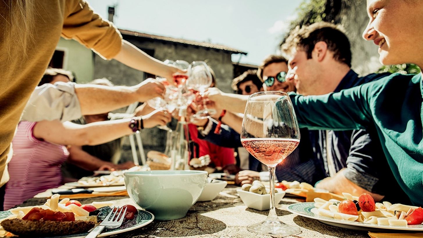 &#x395;&#x3AF;&#x3C0;&#x3B1;&#x3BD; &#x3CC;&#x3C4;&#x3B9; &#x3C4;&#x3BF; &#x3BA;&#x3C1;&#x3B1;&#x3C3;&#x3AF; &#x3B4;&#x3B5;&#x3BD; &#x3C4;&#x3B1;&#x3B9;&#x3C1;&#x3B9;&#x3AC;&#x3B6;&#x3B5;&#x3B9; &#x3BC;&#x3B5; &#x3B1;&#x3C5;&#x3C4;&#x3AC; &#x3C4;&#x3B1; &#x3C6;&#x3B1;&#x3B3;&#x3B7;&#x3C4;&#x3AC;, &#x3AD;&#x3BA;&#x3B1;&#x3BD;&#x3B1;&#x3BD; &#x3BB;&#x3AC;&#x3B8;&#x3BF;&#x3C2;