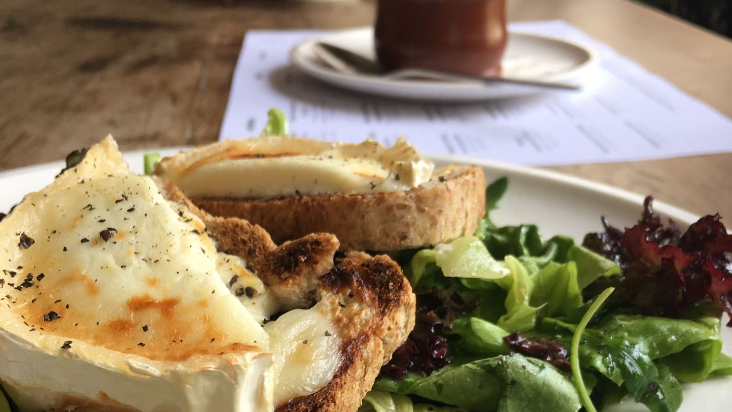 &#x3A4;&#x3BF; &#x3B8;&#x3C1;&#x3C5;&#x3BB;&#x3B9;&#x3BA;&#x3CC; Chez Lucien &#x3BB;&#x3B5;&#x3B9;&#x3C4;&#x3BF;&#x3C5;&#x3C1;&#x3B3;&#x3B5;&#x3AF; &#x3BE;&#x3B1;&#x3BD;&#x3AC; &#x3C3;&#x3C4;&#x3BF; Bios