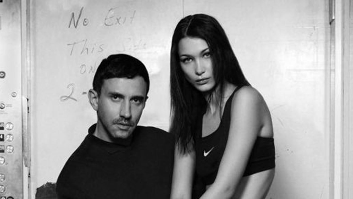 O Riccardo Tisci &#x3C3;&#x3C7;&#x3B5;&#x3B4;&#x3B9;&#x3AC;&#x3B6;&#x3B5;&#x3B9; &#x3AD;&#x3BD;&#x3B1; &#x3BD;&#x3AD;&#x3BF; sneaker &#x3B3;&#x3B9;&#x3B1; &#x3C4;&#x3B7; Nike