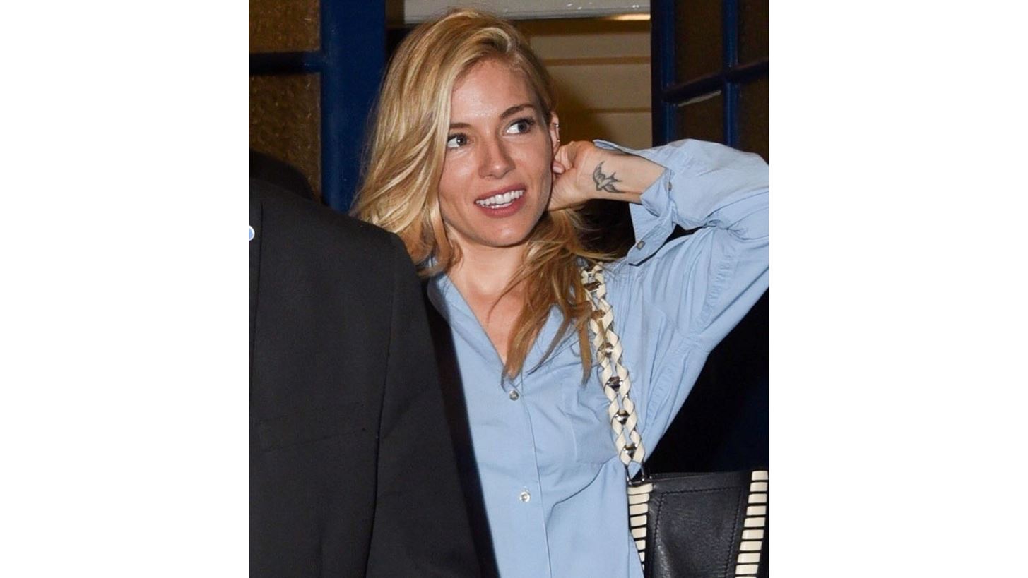 Sienna Miller: &#x39E;&#x3B1;&#x3BD;&#x3AC; &#x3BA;&#x3B1;&#x3B9; &#x3BE;&#x3B1;&#x3BD;&#x3AC; &#x3BC;&#x3B5; &#x3C4;&#x3BF; &#x3AF;&#x3B4;&#x3B9;&#x3BF; outfit