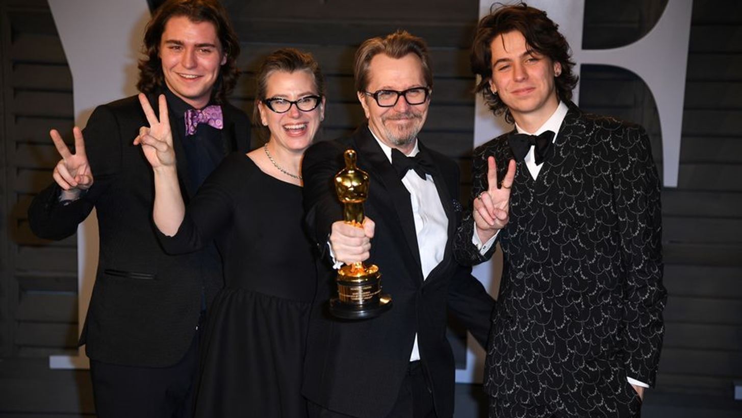 O &#x3B3;&#x3B9;&#x3BF;&#x3C2; &#x3C4;&#x3BF;&#x3C5; Gary Oldman &#x3C5;&#x3C0;&#x3B5;&#x3C1;&#x3B1;&#x3C3;&#x3C0;&#x3AF;&#x3B6;&#x3B5;&#x3C4;&#x3B1;&#x3B9; &#x3C4;&#x3BF;&#x3BD; &#x3C0;&#x3B1;&#x3C4;&#x3AD;&#x3C1;&#x3B1; &#x3C4;&#x3BF;&#x3C5; &#x3BC;&#x3B5; &#x3BC;&#x3B9;&#x3B1; &#x3B1;&#x3BD;&#x3BF;&#x3B9;&#x3C7;&#x3C4;&#x3AE; &#x3B5;&#x3C0;&#x3B9;&#x3C3;&#x3C4;&#x3BF;&#x3BB;&#x3AE;