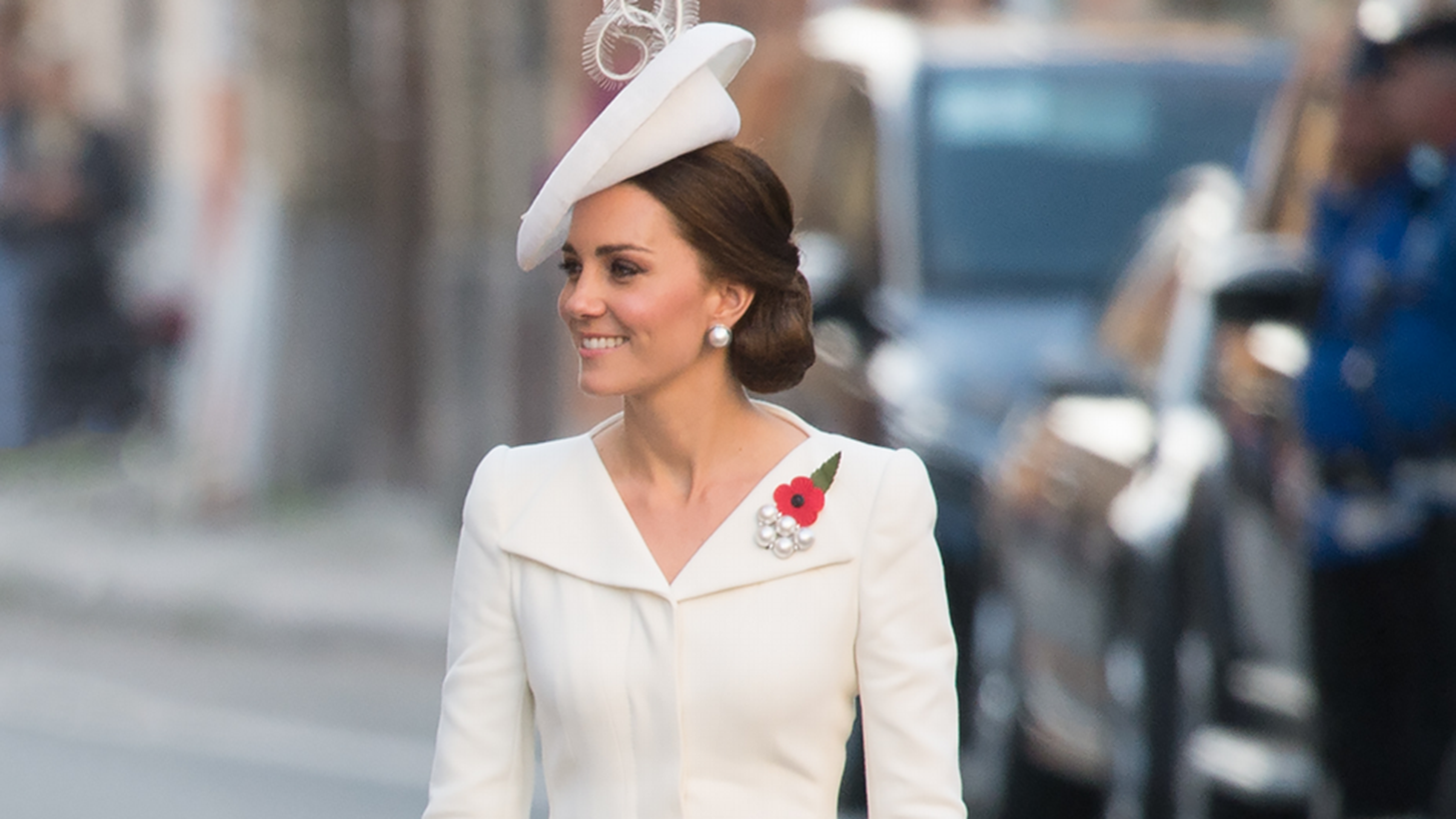 &#x391;&#x3C5;&#x3C4;&#x3CC;&#x3C2; &#x3B5;&#x3AF;&#x3BD;&#x3B1;&#x3B9; &#x3BF; &#x3BB;&#x3CC;&#x3B3;&#x3BF;&#x3C2; &#x3C0;&#x3BF;&#x3C5; &#x3C4;&#x3BF; &#x3C4;&#x3B5;&#x3BB;&#x3B5;&#x3C5;&#x3C4;&#x3B1;&#x3AF;&#x3BF; oufit &#x3C4;&#x3B7;&#x3C2; Kate Middleton &#x3C3;&#x3C5;&#x3B6;&#x3B7;&#x3C4;&#x3AE;&#x3B8;&#x3B7;&#x3BA;&#x3B5; &#x3AD;&#x3BD;&#x3C4;&#x3BF;&#x3BD;&#x3B1;