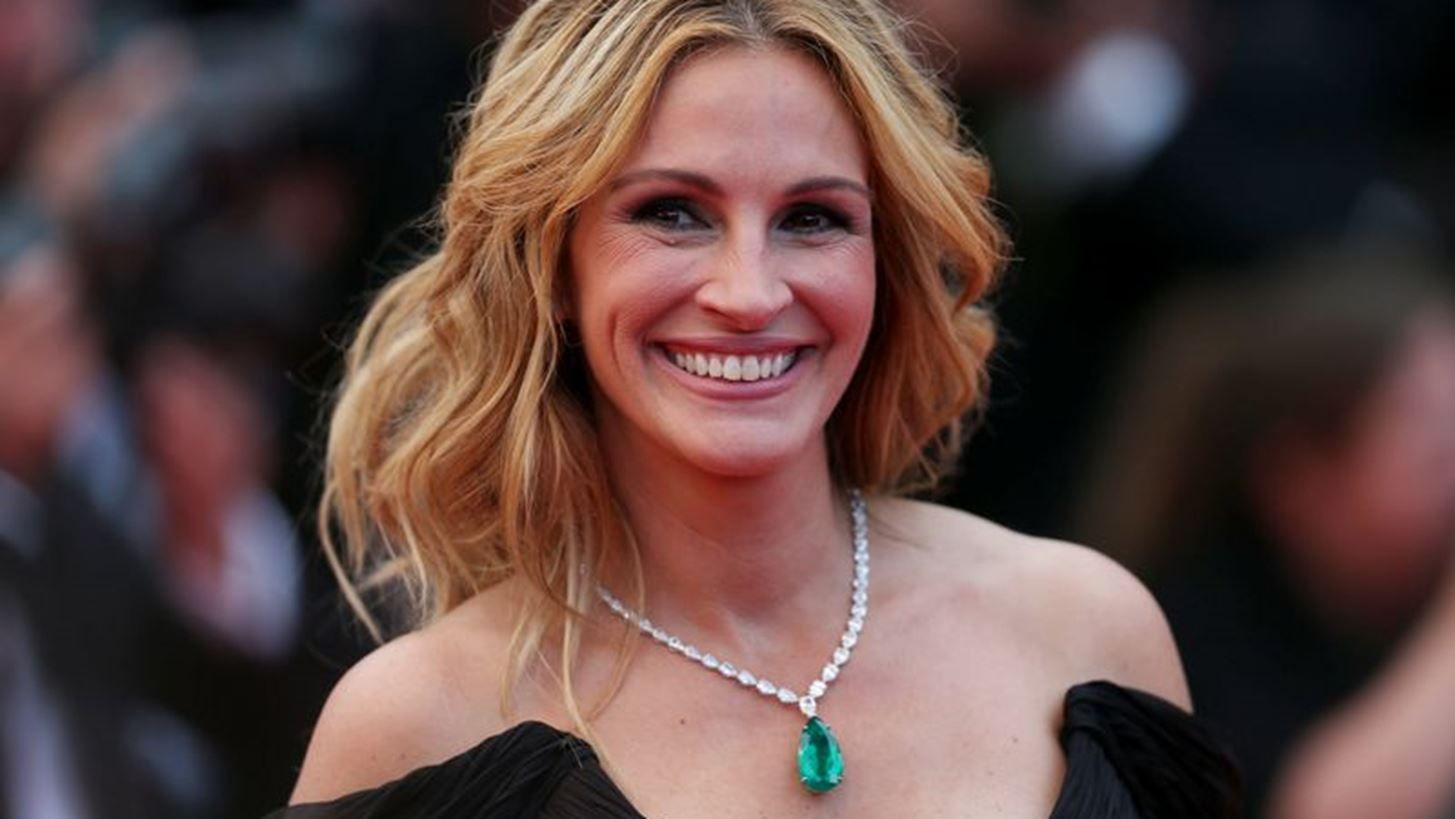 Julia Roberts: A&#x3BD;&#x3B1;&#x3BA;&#x3C5;&#x3C1;&#x3AE;&#x3C7;&#x3B8;&#x3B7;&#x3BA;&#x3B5; &#x3BE;&#x3B1;&#x3BD;&#x3AC; &#x3B7; &#x3C9;&#x3C1;&#x3B1;&#x3B9;&#x3CC;&#x3C4;&#x3B5;&#x3C1;&#x3B7; &#x3B3;&#x3C5;&#x3BD;&#x3B1;&#x3AF;&#x3BA;&#x3B1; &#x3C3;&#x3C4;&#x3BF;&#x3BD; &#x3BA;&#x3CC;&#x3C3;&#x3BC;&#x3BF;