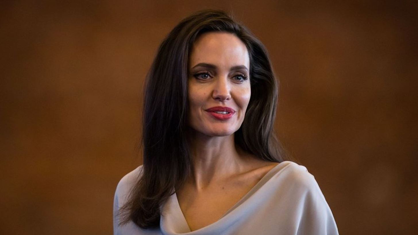 Angelina Jolie: &#x3A4;&#x3B1;&#x3BE;&#x3AF;&#x3B4;&#x3B5;&#x3C8;&#x3B5; &#x3C3;&#x3C4;&#x3BF; &#x3A0;&#x3B5;&#x3C1;&#x3BF;&#x3CD; &#x3C9;&#x3C2; &#x3B1;&#x3C0;&#x3B5;&#x3C3;&#x3C4;&#x3B1;&#x3BB;&#x3BC;&#x3AD;&#x3BD;&#x3B7; &#x3C4;&#x3BF;&#x3C5; &#x39F;&#x397;&#x395;