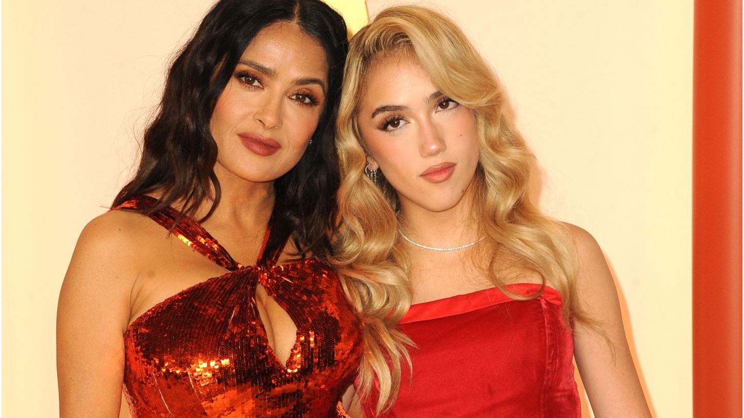 H Salma Hayek &#x3B5;&#x3CD;&#x3C7;&#x3B5;&#x3C4;&#x3B1;&#x3B9; &#x3C3;&#x3C4;&#x3B7;&#x3BD; &#x3BA;&#x3CC;&#x3C1;&#x3B7; &#x3C4;&#x3B7;&#x3C2; Valentina &#x3BC;&#x27; &#x3AD;&#x3BD;&#x3B1; &#x3C4;&#x3C1;&#x3C5;&#x3C6;&#x3B5;&#x3C1;&#x3CC; &#x3C0;&#x3BF;&#x3C3;&#x3C4;