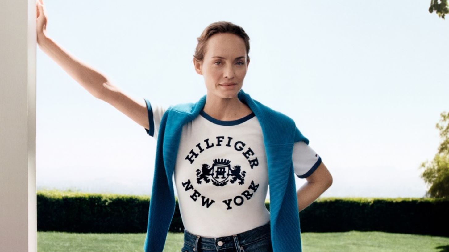 &#x397; Amber Valletta &#x3C3;&#x3C4;&#x3B7; &#x3BD;&#x3AD;&#x3B1; &#x3BA;&#x3B1;&#x3BC;&#x3C0;&#x3AC;&#x3BD;&#x3B9;&#x3B1; &#x3C4;&#x3BF;&#x3C5; Tommy Hilfiger Fall 2023