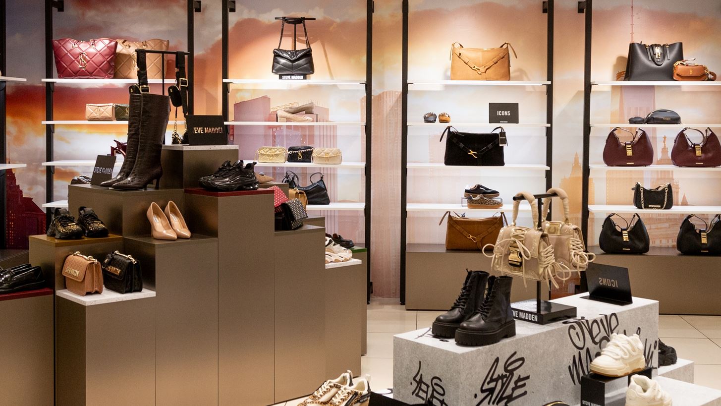 &#x397; Steve Madden &#x3AC;&#x3BD;&#x3BF;&#x3B9;&#x3BE;&#x3B5; &#x3C4;&#x3BF; &#x3BD;&#x3AD;&#x3BF; &#x3C4;&#x3B7;&#x3C2; corner &#x3C3;&#x3C4;&#x3BF; Attica City Link
