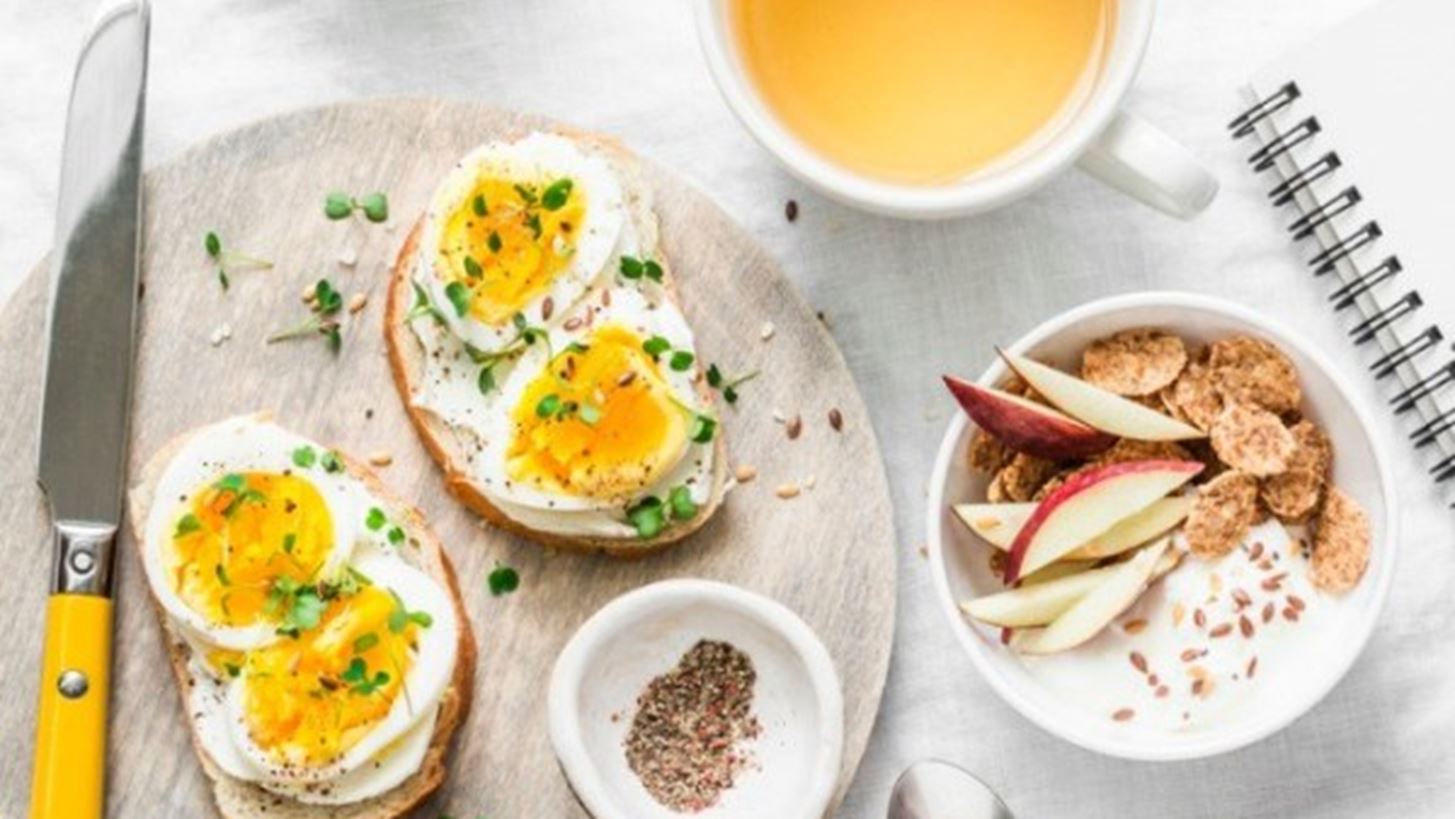 Πρέπει να τρως πρωινό; Αν δεν πεινάς το πρωί, είναι "υποχρεωτικό" ή δεν πειράζει να το παραλείψεις;