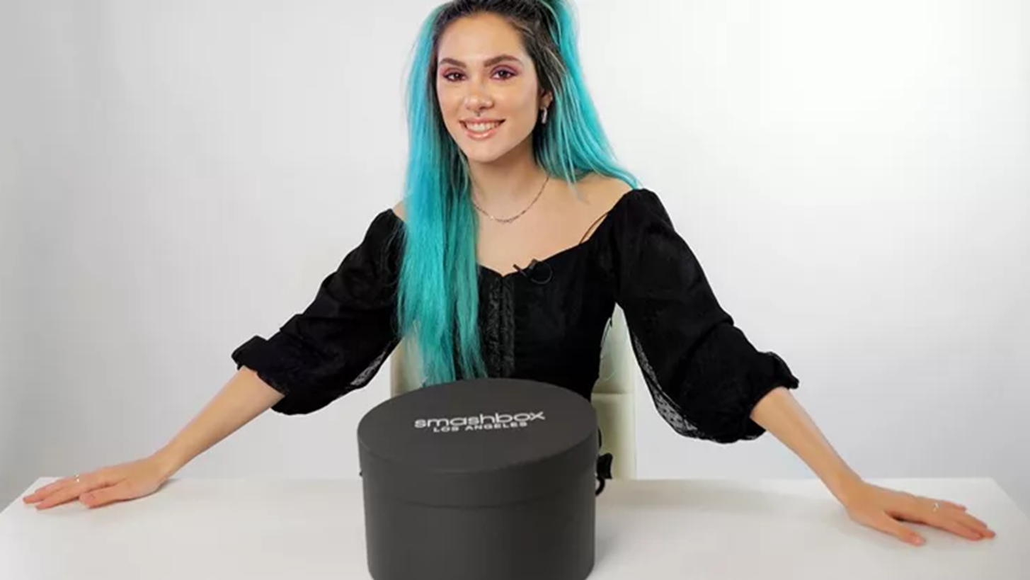 Joanne, &#x3B7; &#x3C0;&#x3B1;&#x3B8;&#x3B9;&#x3B1;&#x3C3;&#x3BC;&#x3AD;&#x3BD;&#x3B7; &#x3C4;&#x3C1;&#x3B1;&#x3B3;&#x3BF;&#x3C5;&#x3B4;&#x3AF;&#x3C3;&#x3C4;&#x3C1;&#x3B9;&#x3B1;