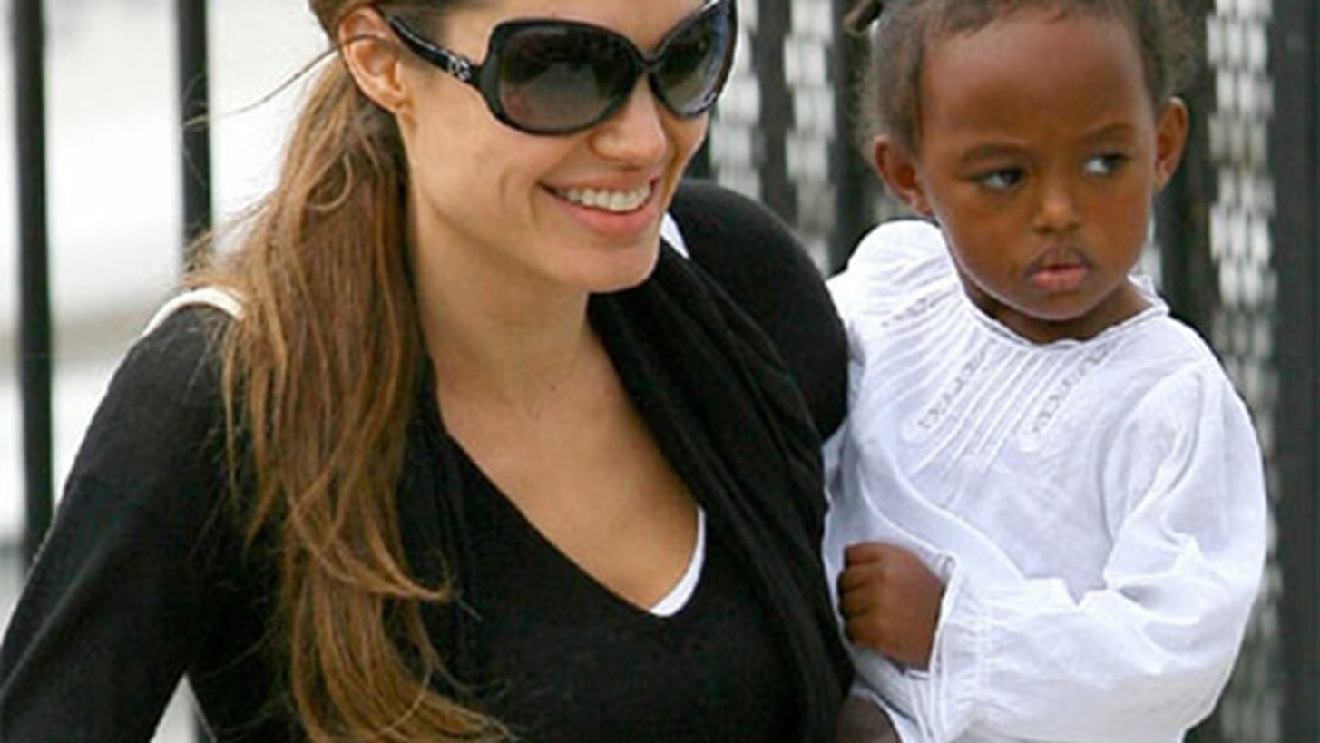 Angelina Jolie: &#x3A4;&#x3B9; &#x3C3;&#x3C5;&#x3BC;&#x3B2;&#x3B1;&#x3AF;&#x3BD;&#x3B5;&#x3B9; &#x3BC;&#x3B5; &#x3C4;&#x3B7;&#x3BD; Zahara;