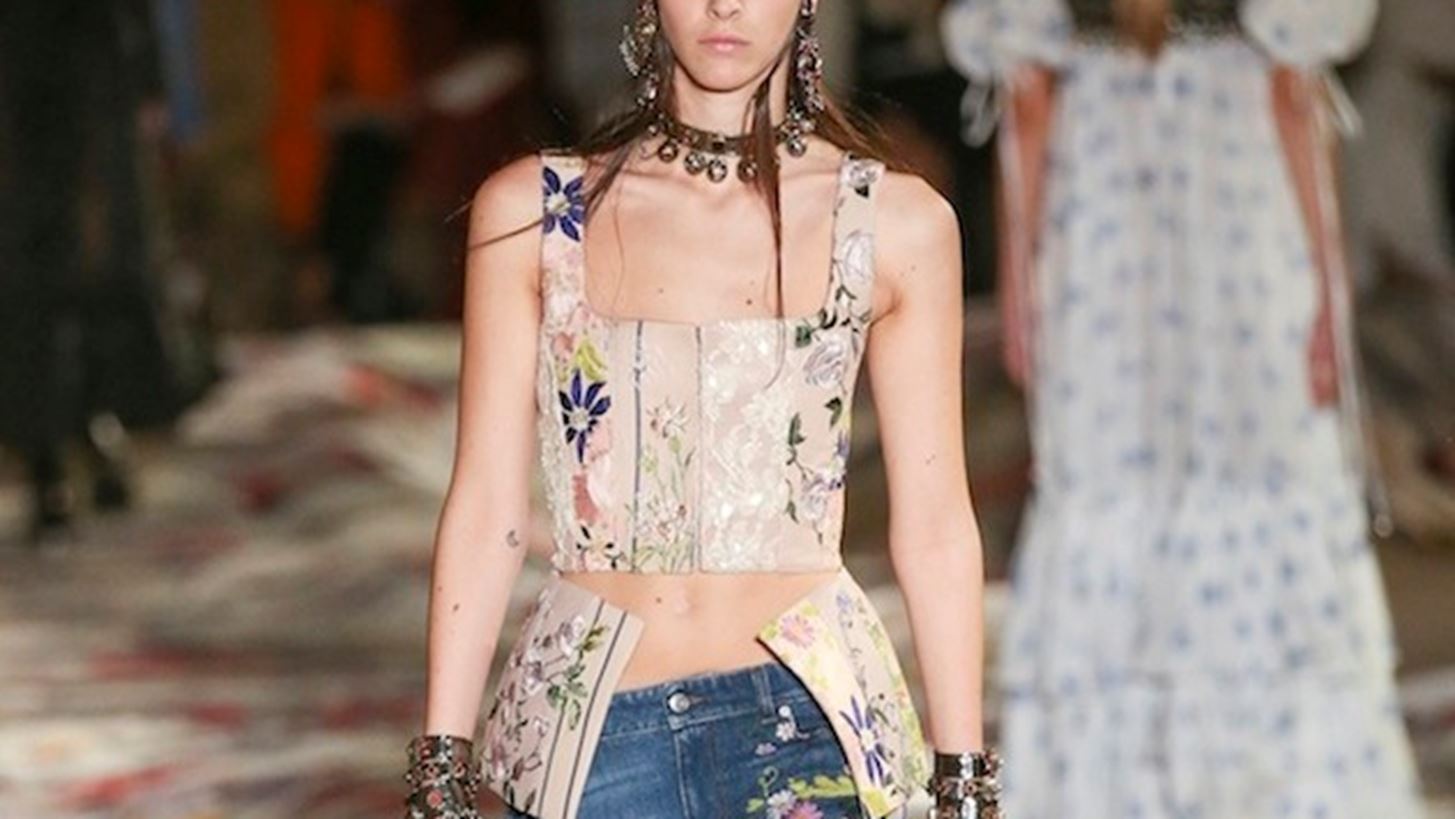 Low-rise jeans: &#x3A4;&#x3BF; &#x3B1;&#x3BC;&#x3C6;&#x3B9;&#x3BB;&#x3B5;&#x3B3;&#x3CC;&#x3BC;&#x3B5;&#x3BD;&#x3BF; trend &#x3C4;&#x3C9;&#x3BD; &#x27;00s &#x3B5;&#x3C0;&#x3B9;&#x3C3;&#x3C4;&#x3C1;&#x3AD;&#x3C6;&#x3B5;&#x3B9; (;)