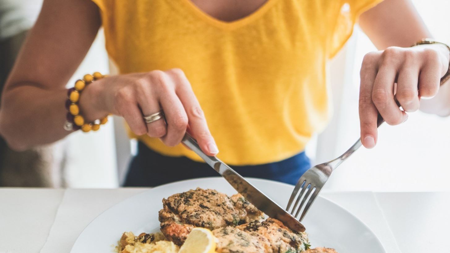 Γιατί τρώω πολύ ενώ δεν πεινάω; Οι λόγοι που το κάνουμε και οι τεχνικές για να το μειώσουμε