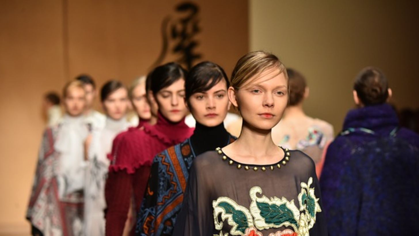 H &#x399;&#x3C4;&#x3B1;&#x3BB;&#x3AF;&#x3B4;&#x3B1; &#x3C3;&#x3C7;&#x3B5;&#x3B4;&#x3B9;&#x3AC;&#x3C3;&#x3C4;&#x3C1;&#x3B9;&#x3B1; Laura Biagiotti &#x3AD;&#x3C6;&#x3C5;&#x3B3;&#x3B5; &#x3B1;&#x3C0;&#x3CC; &#x3C4;&#x3B7; &#x3B6;&#x3C9;&#x3AE;