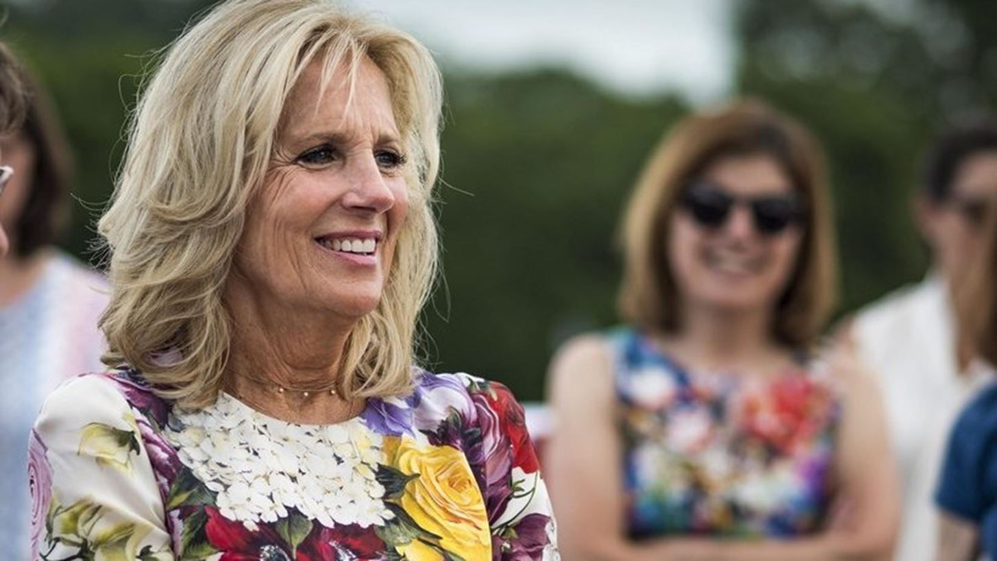 Jill Biden | &#x3A6;&#x3CC;&#x3C1;&#x3B5;&#x3C3;&#x3B5; &#x3C4;&#x3BF; &#x3AF;&#x3B4;&#x3B9;&#x3BF; Oscar de la Renta &#x3C6;&#x3CC;&#x3C1;&#x3B5;&#x3BC;&#x3B1; &#x3BC;&#x3B5; &#x3C4;&#x3B7; Meghan Markle
