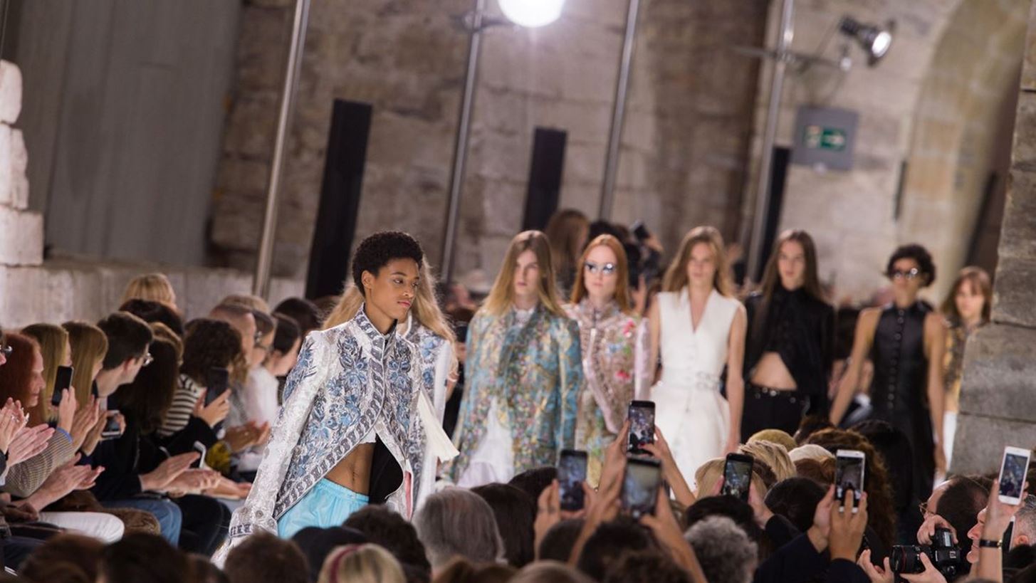 Louis Vuitton, Miu miu S/S &#x27;18: &#x3A4;&#x3BF; &#x3B9;&#x3B4;&#x3B1;&#x3BD;&#x3B9;&#x3BA;&#x3CC; &#x3C6;&#x3B9;&#x3BD;&#x3AC;&#x3BB;&#x3B5; &#x3C4;&#x3C9;&#x3BD; &#x395;&#x3B2;&#x3B4;&#x3BF;&#x3BC;&#x3AC;&#x3B4;&#x3C9;&#x3BD; &#x39C;&#x3CC;&#x3B4;&#x3B1;&#x3C2; &#x3C4;&#x3B7;&#x3C2; &#x3C3;&#x3B5;&#x3B6;&#x3CC;&#x3BD;