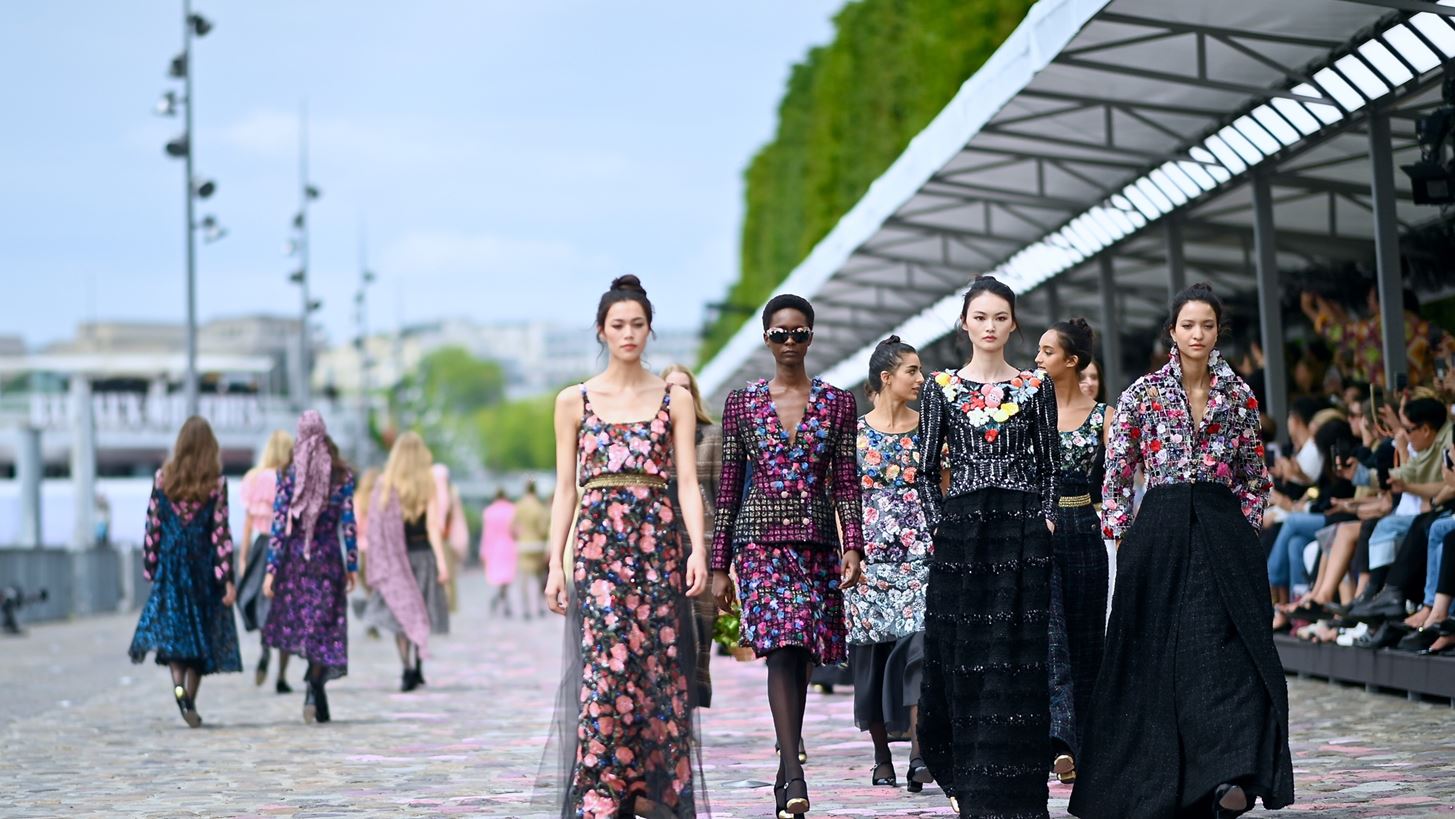 &#x397; &#x3BD;&#x3AD;&#x3B1; Chanel Haute Couture &#x3B5;&#x3AF;&#x3BD;&#x3B1;&#x3B9; &#x3AD;&#x3BD;&#x3B1;&#x3C2; &#x3C6;&#x3CC;&#x3C1;&#x3BF;&#x3C2; &#x3C4;&#x3B9;&#x3BC;&#x3AE;&#x3C2; &#x3C3;&#x3C4;&#x3B1; French Girls