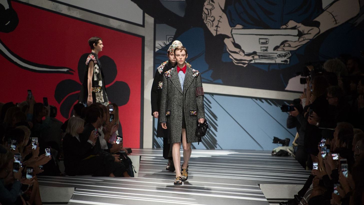 Prada, Fendi S/S &#x27;18: &#x3A4;&#x3B1; &#x3C9;&#x3C1;&#x3B1;&#x3B9;&#x3CC;&#x3C4;&#x3B5;&#x3C1;&#x3B1; looks &#x3C4;&#x3C9;&#x3BD; &#x3C3;&#x3C5;&#x3BB;&#x3BB;&#x3BF;&#x3B3;&#x3CE;&#x3BD;