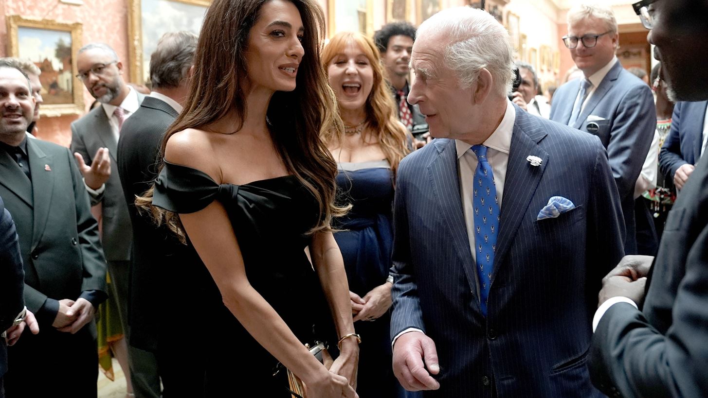 &#x3A7;&#x3BF;&#x3BB;&#x3B9;&#x3B3;&#x3BF;&#x3C5;&#x3BD;&#x3C4;&#x3B9;&#x3B1;&#x3BD;&#x3CC;&#x3C2; &#x3B1;&#x3AD;&#x3C1;&#x3B1;&#x3C2; &#x3C3;&#x3C4;&#x3BF; Buckingham | &#x397; &#x3C3;&#x3C5;&#x3BD;&#x3AC;&#x3BD;&#x3C4;&#x3B7;&#x3C3;&#x3B7; &#x3C4;&#x3BF;&#x3C5; &#x3B2;&#x3B1;&#x3C3;&#x3B9;&#x3BB;&#x3B9;&#x3AC; &#x39A;&#x3B1;&#x3C1;&#x3CC;&#x3BB;&#x3BF;&#x3C5; &#x3BC;&#x3B5; &#x3C4;&#x3BF;&#x3BD; George &#x3BA;&#x3B1;&#x3B9; &#x3C4;&#x3B7;&#x3BD; Amal Clooney
