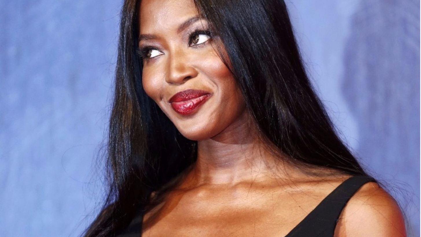 H Naomi Campbell &#x3B5;&#x3C0;&#x3AD;&#x3C3;&#x3C4;&#x3C1;&#x3B5;&#x3C8;&#x3B5; &#x3C3;&#x3C4;&#x3B7;&#x3BD; &#x3C0;&#x3B1;&#x3C3;&#x3B1;&#x3C1;&#x3AD;&#x3BB;&#x3B1; &#x3B3;&#x3B9;&#x3B1; &#x3C4;&#x3BF; show &#x3C4;&#x3BF;&#x3C5; Azzedine Ala&#xEF;a