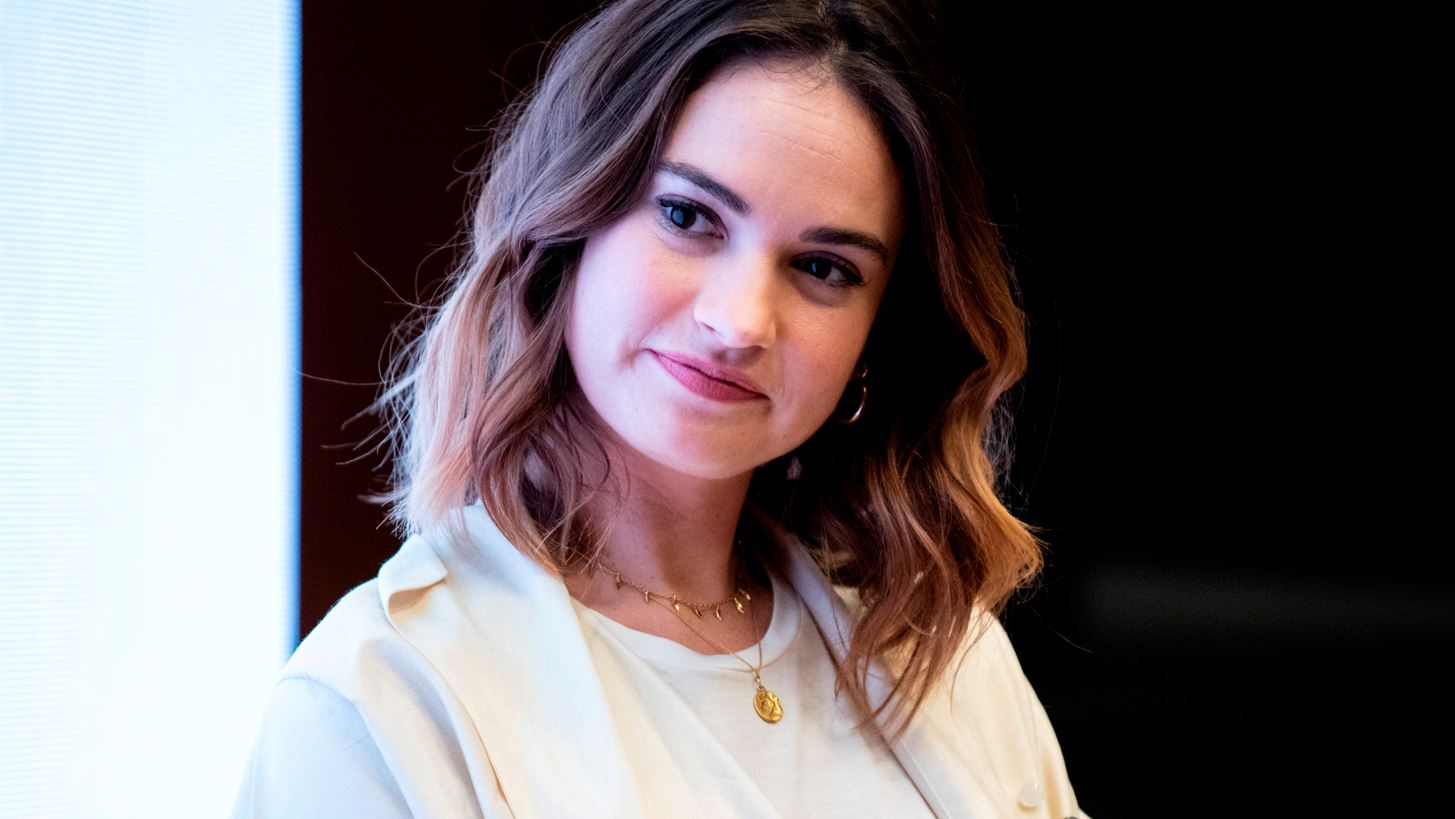 Lily James | &#x3A6;&#x3CC;&#x3C1;&#x3B5;&#x3C3;&#x3B5; &#x3C4;&#x3BF; &#x3BA;&#x3CC;&#x3BA;&#x3BA;&#x3B9;&#x3BD;&#x3BF; &#x2018;Baywatch&#x2019; &#x3BC;&#x3B1;&#x3B3;&#x3B9;&#x3CC; &#x3C4;&#x3B7;&#x3C2; Pamela Anderson