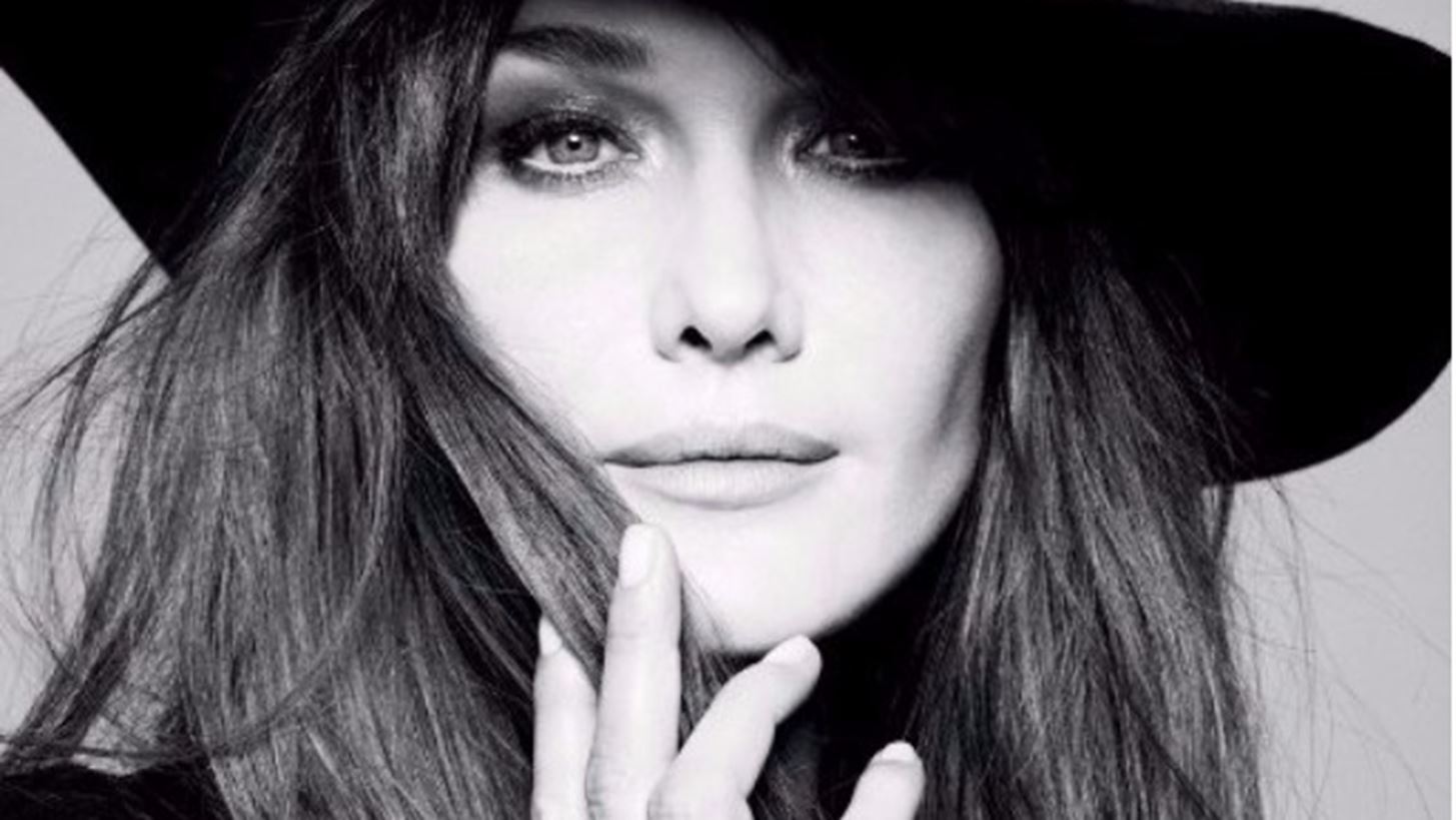 &#x397; Carla Bruni &#x3AE;&#x3C0;&#x3B9;&#x3B5; &#x3C4;&#x3BF;&#x3BD; &#x3BA;&#x3C5;&#x3C1;&#x3B9;&#x3B1;&#x3BA;&#x3AC;&#x3C4;&#x3B9;&#x3BA;&#x3BF; &#x3BA;&#x3B1;&#x3C6;&#x3AD; &#x3C4;&#x3B7;&#x3C2; &#x3C3;&#x3C4;&#x3BF; Zonar&#x27;s (photo)