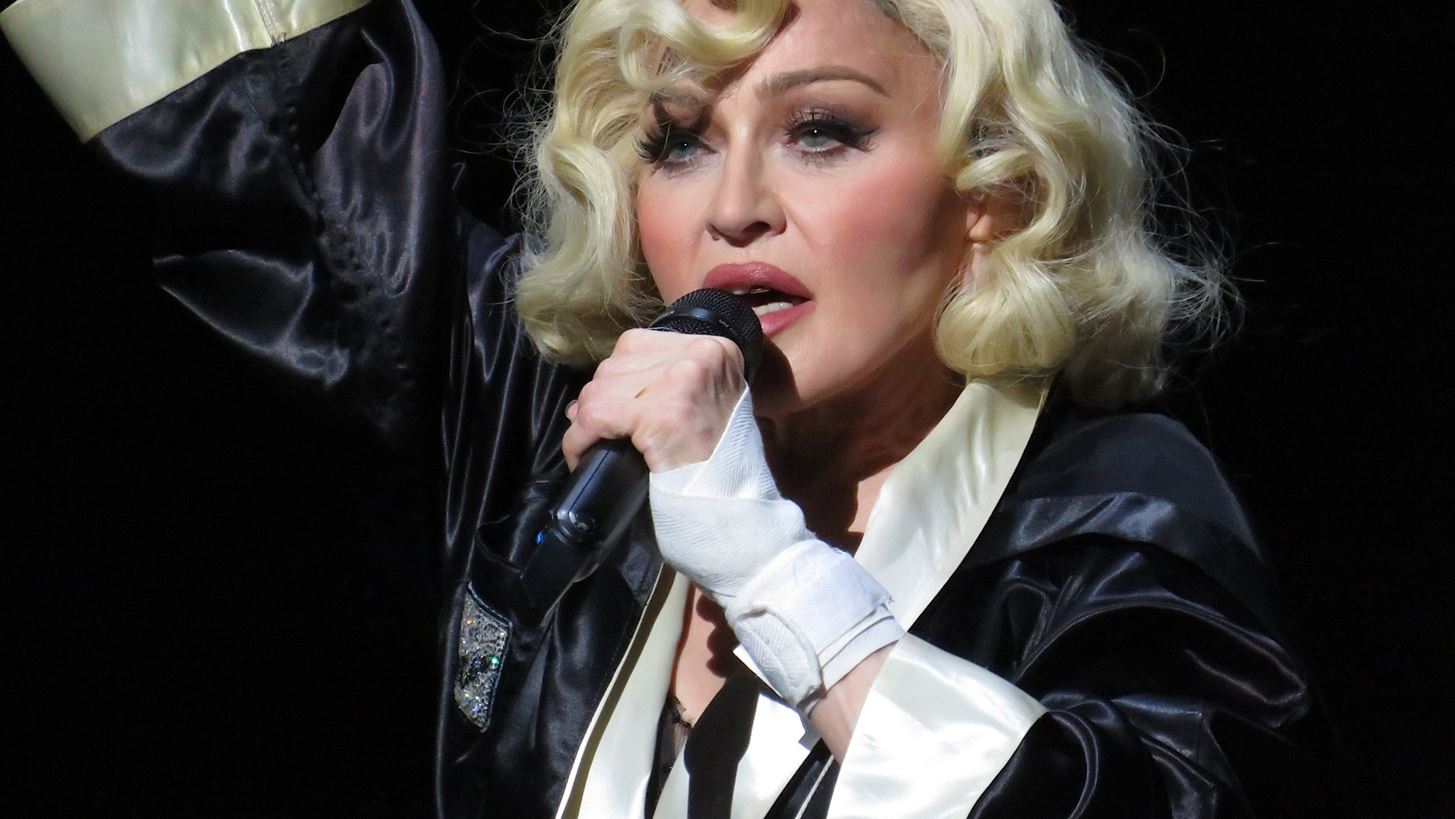 H Madonna &#x3B5;&#x3BC;&#x3C6;&#x3B1;&#x3BD;&#x3AF;&#x3B6;&#x3B5;&#x3C4;&#x3B1;&#x3B9; &#x3C0;&#x3B9;&#x3BF; &#x3B1;&#x3C0;&#x3BF;&#x3BA;&#x3B1;&#x3BB;&#x3C5;&#x3C0;&#x3C4;&#x3B9;&#x3BA;&#x3AE; &#x3B1;&#x3C0;&#x3CC; &#x3C0;&#x3BF;&#x3C4;&#x3AD; - &#x3A7;&#x3C9;&#x3C1;&#x3AF;&#x3C2; &#x3AF;&#x3C7;&#x3BD;&#x3BF;&#x3C2; &#x3BC;&#x3B1;&#x3BA;&#x3B9;&#x3B3;&#x3B9;&#x3AC;&#x3B6;