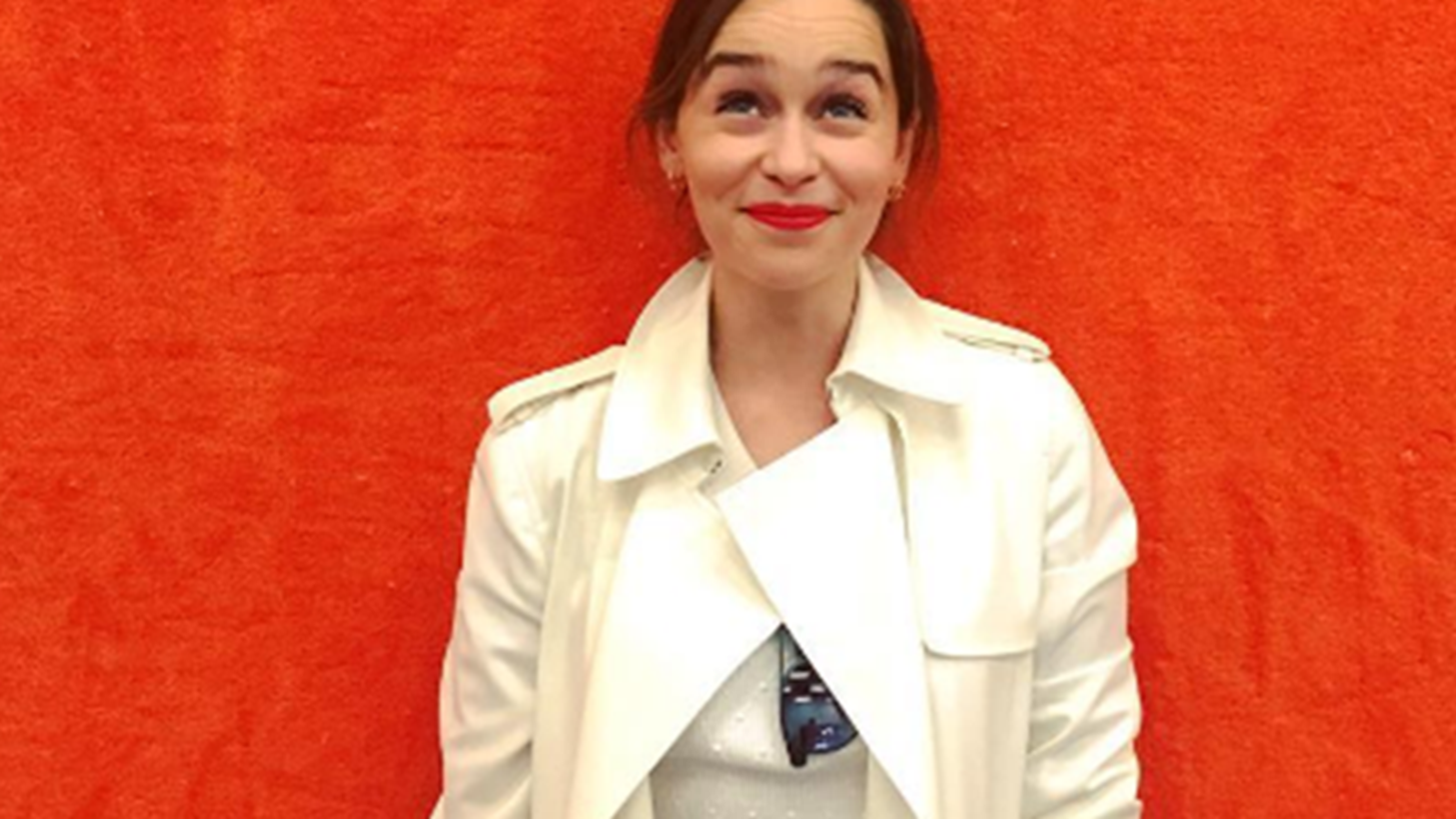 Emilia Clarke: &#x392;&#x3C1;&#x3AF;&#x3C3;&#x3BA;&#x3B5;&#x3C4;&#x3B1;&#x3B9; &#x3BA;&#x3B1;&#x3B9; &#x3B1;&#x3C5;&#x3C4;&#x3AE; &#x3C3;&#x3C4;&#x3B7;&#x3BD; &#x395;&#x3BB;&#x3BB;&#x3AC;&#x3B4;&#x3B1; &#x3B3;&#x3B9;&#x3B1; &#x3B4;&#x3B9;&#x3B1;&#x3BA;&#x3BF;&#x3C0;&#x3AD;&#x3C2;!