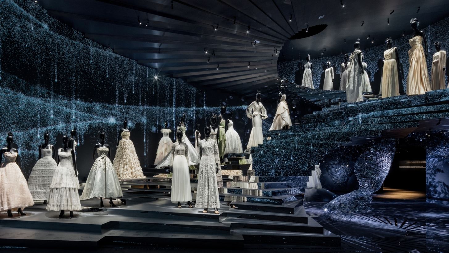Christian Dior: Designer of Dreams | &#x397; &#x3AD;&#x3BA;&#x3B8;&#x3B5;&#x3C3;&#x3B7; &#x3B3;&#x3B9;&#x3B1; &#x3C4;&#x3B7;&#x3BD; &#x3B9;&#x3C3;&#x3C4;&#x3BF;&#x3C1;&#x3AF;&#x3B1; &#x3C4;&#x3BF;&#x3C5; &#x3B3;&#x3B1;&#x3BB;&#x3BB;&#x3B9;&#x3BA;&#x3BF;&#x3CD; &#x3BF;&#x3AF;&#x3BA;&#x3BF;&#x3C5; &#x3C4;&#x3B1;&#x3BE;&#x3B9;&#x3B4;&#x3B5;&#x3CD;&#x3B5;&#x3B9; &#x3C3;&#x3C4;&#x3B7; &#x3A3;&#x3B5;&#x3BF;&#x3CD;&#x3BB;