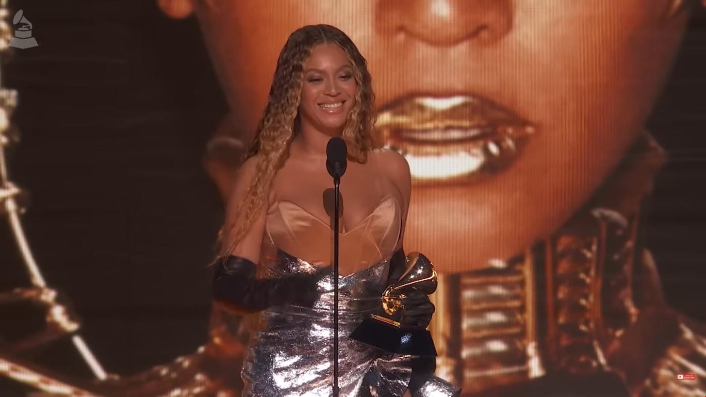 Beyonc&#xE9; | &#x3A4;&#x3BF; &#x3C7;&#x3C1;&#x3AD;&#x3BF;&#x3C2; &#x3C4;&#x3C9;&#x3BD; 2,7 &#x3B5;&#x3BA;&#x3B1;&#x3C4;&#x3BF;&#x3BC;&#x3BC;&#x3C5;&#x3C1;&#x3AF;&#x3C9;&#x3BD; &#x3B4;&#x3BF;&#x3BB;&#x3B1;&#x3C1;&#x3AF;&#x3C9;&#x3BD; &#x3BA;&#x3B1;&#x3B9; &#x3B7; &#x3B1;&#x3C0;&#x3AC;&#x3BD;&#x3C4;&#x3B7;&#x3C3;&#x3AE; &#x3C4;&#x3B7;&#x3C2;