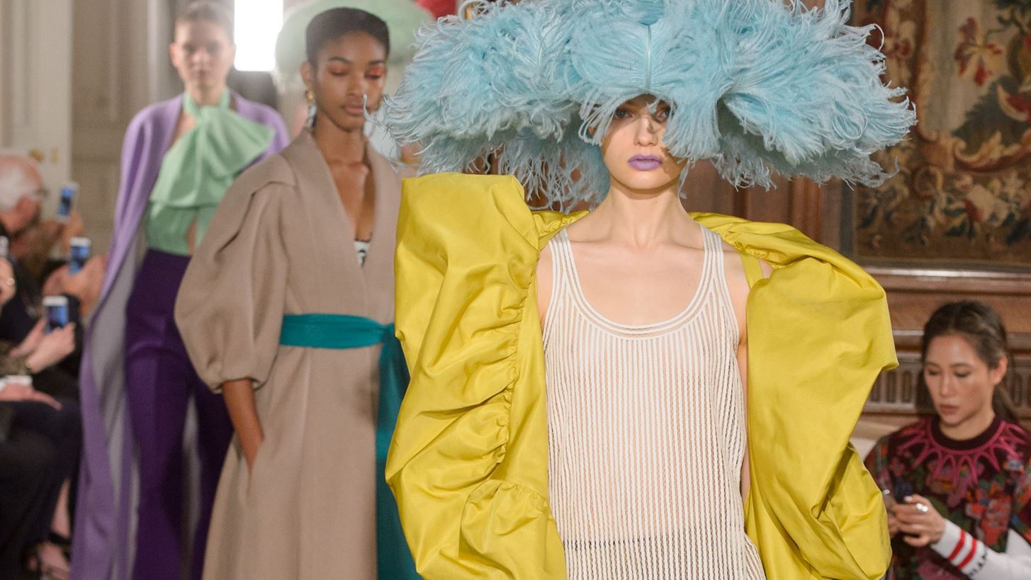 Valentino-Elie Saab &#x386;&#x3BD;&#x3BF;&#x3B9;&#x3BE;&#x3B7; 2018: &#x3A6;&#x3B1;&#x3BD;&#x3C4;&#x3B1;&#x3C3;&#x3AF;&#x3B1;, &#x3C0;&#x3BF;&#x3BB;&#x3C5;&#x3C4;&#x3AD;&#x3BB;&#x3B5;&#x3B9;&#x3B1; &#x3BA;&#x3B1;&#x3B9;... &#x3C0;&#x3BF;&#x3C0; &#x3B4;&#x3B9;&#x3AC;&#x3B8;&#x3B5;&#x3C3;&#x3B7;