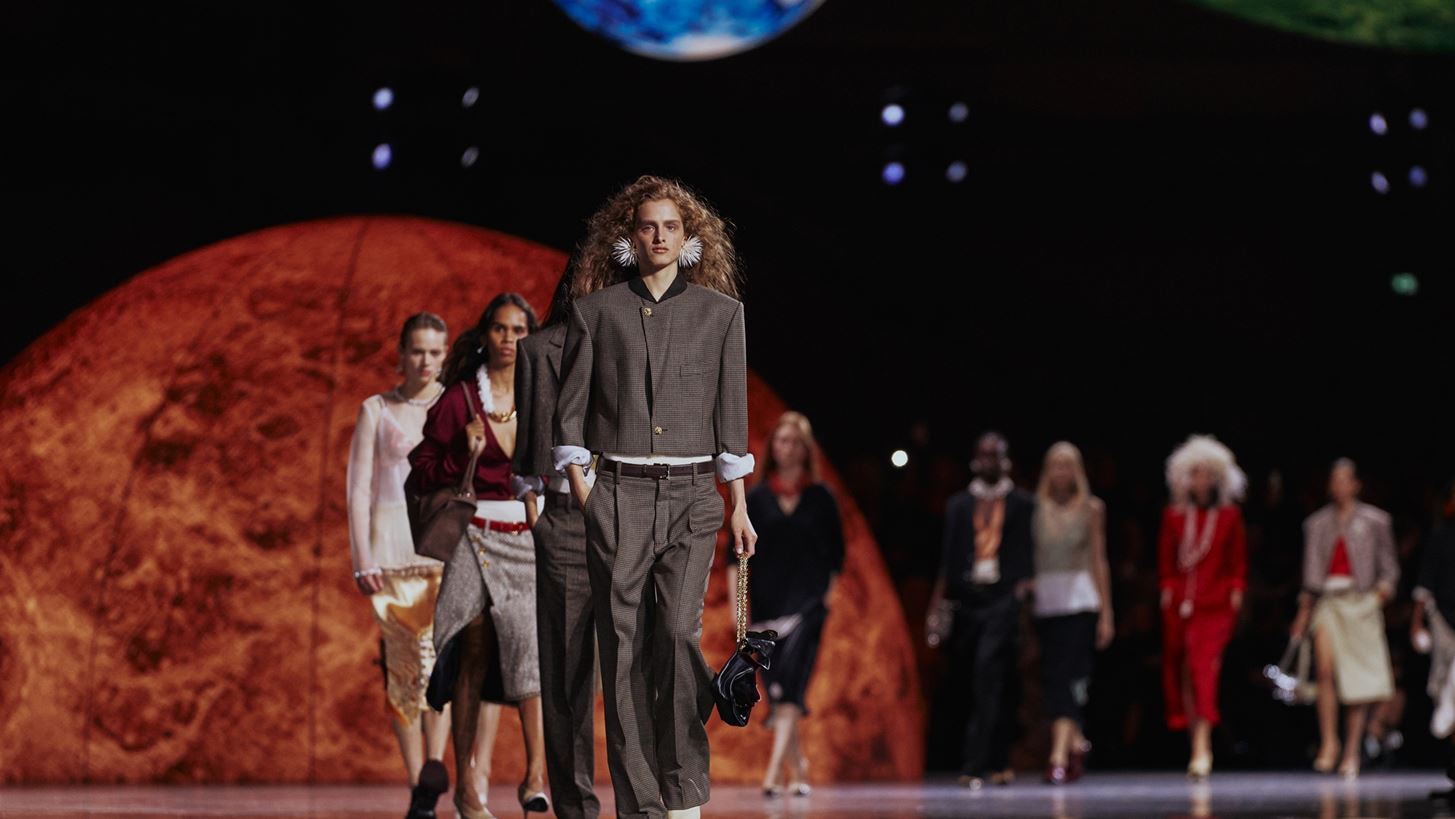 Chanel SS26 | O &#x3BF;&#x3AF;&#x3BA;&#x3BF;&#x3C2; &#x3B3;&#x3C5;&#x3C1;&#x3AF;&#x3B6;&#x3B5;&#x3B9; &#x3C3;&#x3B5;&#x3BB;&#x3AF;&#x3B4;&#x3B1; &#x3BC;&#x3B5; &#x3C4;&#x3BF; &#x3C3;&#x3C5;&#x3BD;&#x3B1;&#x3C1;&#x3C0;&#x3B1;&#x3C3;&#x3C4;&#x3B9;&#x3BA;&#x3CC; &#x3BD;&#x3C4;&#x3B5;&#x3BC;&#x3C0;&#x3BF;&#x3CD;&#x3C4;&#x3BF; &#x3C4;&#x3BF;&#x3C5; Matthieu Blazy