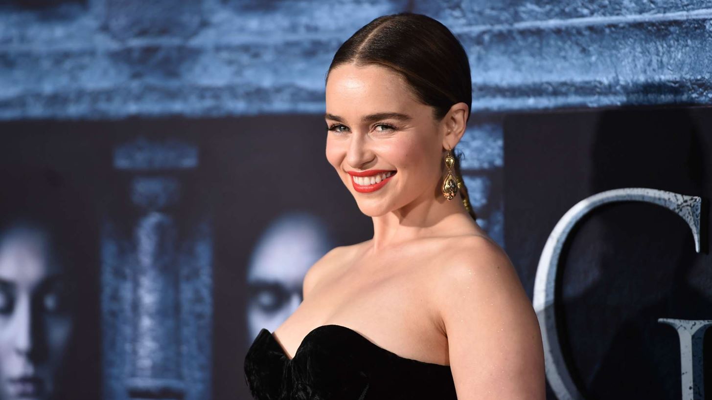 H Emilia Clarke &#x3B3;&#x3B9;&#x3CC;&#x3C1;&#x3C4;&#x3B1;&#x3C3;&#x3B5; &#x3C4;&#x3B1; &#x3B3;&#x3B5;&#x3BD;&#x3AD;&#x3B8;&#x3BB;&#x3B9;&#x3AC; &#x3C4;&#x3B7;&#x3C2; &#x3BA;&#x3AC;&#x3BD;&#x3BF;&#x3BD;&#x3C4;&#x3B1;&#x3C2; &#x3B5;&#x3BB;&#x3B5;&#x3CD;&#x3B8;&#x3B5;&#x3C1;&#x3B7; &#x3C0;&#x3C4;&#x3CE;&#x3C3;&#x3B7; &#x3B1;&#x3C0;&#x3CC; &#x3B1;&#x3B5;&#x3C1;&#x3BF;&#x3C0;&#x3BB;&#x3AC;&#x3BD;&#x3BF;