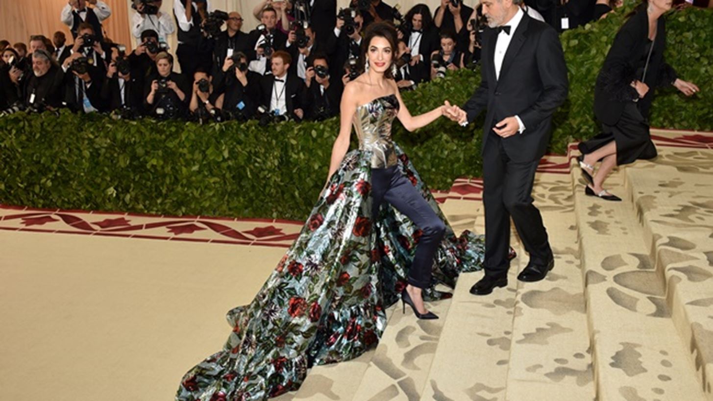 Met Gala 2018 | &#x3A4;&#x3B1; &#x3B5;&#x3BD;&#x3C4;&#x3C5;&#x3C0;&#x3C9;&#x3C3;&#x3B9;&#x3B1;&#x3BA;&#x3AC; &#x3B6;&#x3B5;&#x3C5;&#x3B3;&#x3AC;&#x3C1;&#x3B9;&#x3B1; &#x3C0;&#x3BF;&#x3C5; &#x3B5;&#x3AF;&#x3B4;&#x3B1;&#x3BC;&#x3B5; &#x3C3;&#x3C4;&#x3BF; &#x3BA;&#x3CC;&#x3BA;&#x3BA;&#x3B9;&#x3BD;&#x3BF; &#x3C7;&#x3B1;&#x3BB;&#x3AF;!