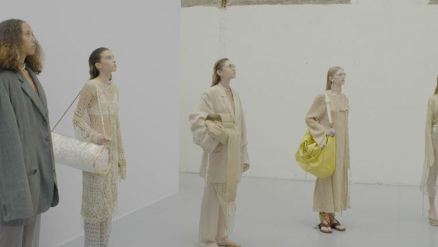 Αcne Studios | Στην SS21 συλλογή τους ανακαλύψαμε τη must τσάντα της επόμενης σεζόν