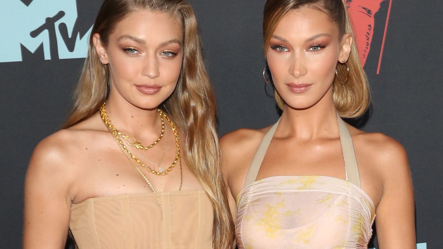 Bella &amp; Gigi Hadid | &#x3A0;&#x3BF;&#x3B6;&#x3AC;&#x3C1;&#x3BF;&#x3C5;&#x3BD; &#x3B3;&#x3C5;&#x3BC;&#x3BD;&#x3AD;&#x3C2; &#x3C3;&#x3C4;&#x3B7; &#x3BD;&#x3AD;&#x3B1; &#x27;&#x3C0;&#x3B1;&#x3C1;&#x3B1;&#x3B4;&#x3B5;&#x3B9;&#x3C3;&#x3AD;&#x3BD;&#x3B9;&#x3B1;&#x27; &#x3BA;&#x3B1;&#x3BC;&#x3C0;&#x3AC;&#x3BD;&#x3B9;&#x3B1; &#x3C4;&#x3BF;&#x3C5; &#x3BF;&#x3AF;&#x3BA;&#x3BF;&#x3C5; Versace
