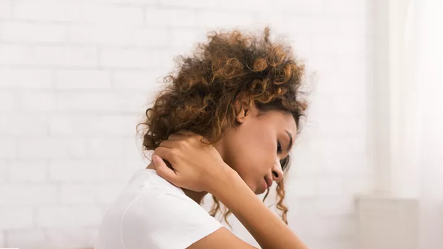 Αυχενικό σύνδρομο | Οι κακές συνήθειες που το προκαλούν και πώς θα το αποφύγεις