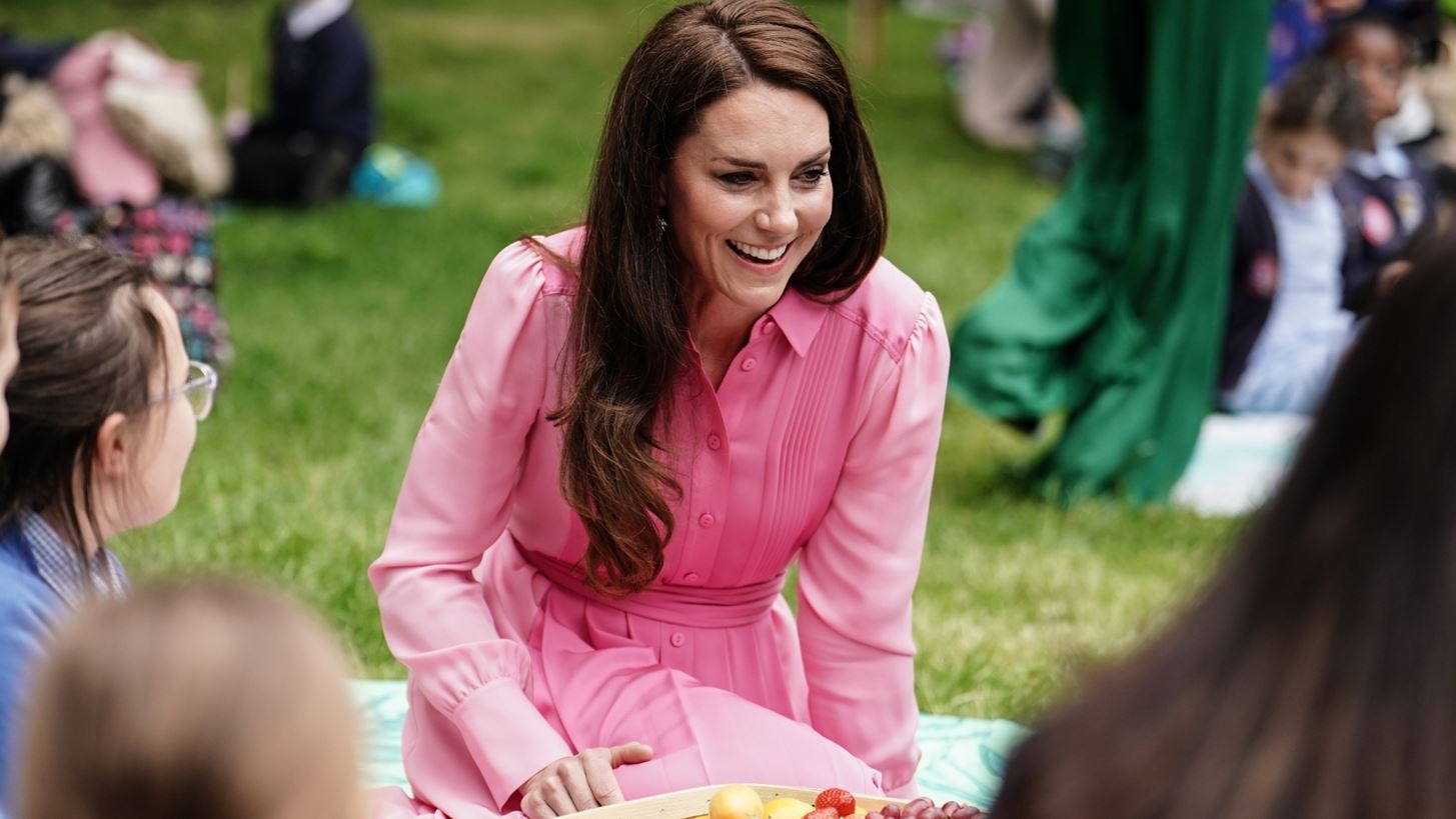 &#x397; Kate Middleton &#x3C6;&#x3CC;&#x3C1;&#x3B5;&#x3C3;&#x3B5; &#x3C4;&#x3B1; &#x3C0;&#x3B1;&#x3C0;&#x3BF;&#x3CD;&#x3C4;&#x3C3;&#x3B9;&#x3B1; &#x3C0;&#x3BF;&#x3C5; &#x3B1;&#x3BD;&#x3B1;&#x3B2;&#x3B1;&#x3B8;&#x3BC;&#x3AF;&#x3B6;&#x3BF;&#x3C5;&#x3BD; &#x3BA;&#x3AC;&#x3B8;&#x3B5; &#x3BA;&#x3B1;&#x3BB;&#x3BF;&#x3BA;&#x3B1;&#x3B9;&#x3C1;&#x3B9;&#x3BD;&#x3AE; &#x3B5;&#x3BC;&#x3C6;&#x3AC;&#x3BD;&#x3B9;&#x3C3;&#x3B7;