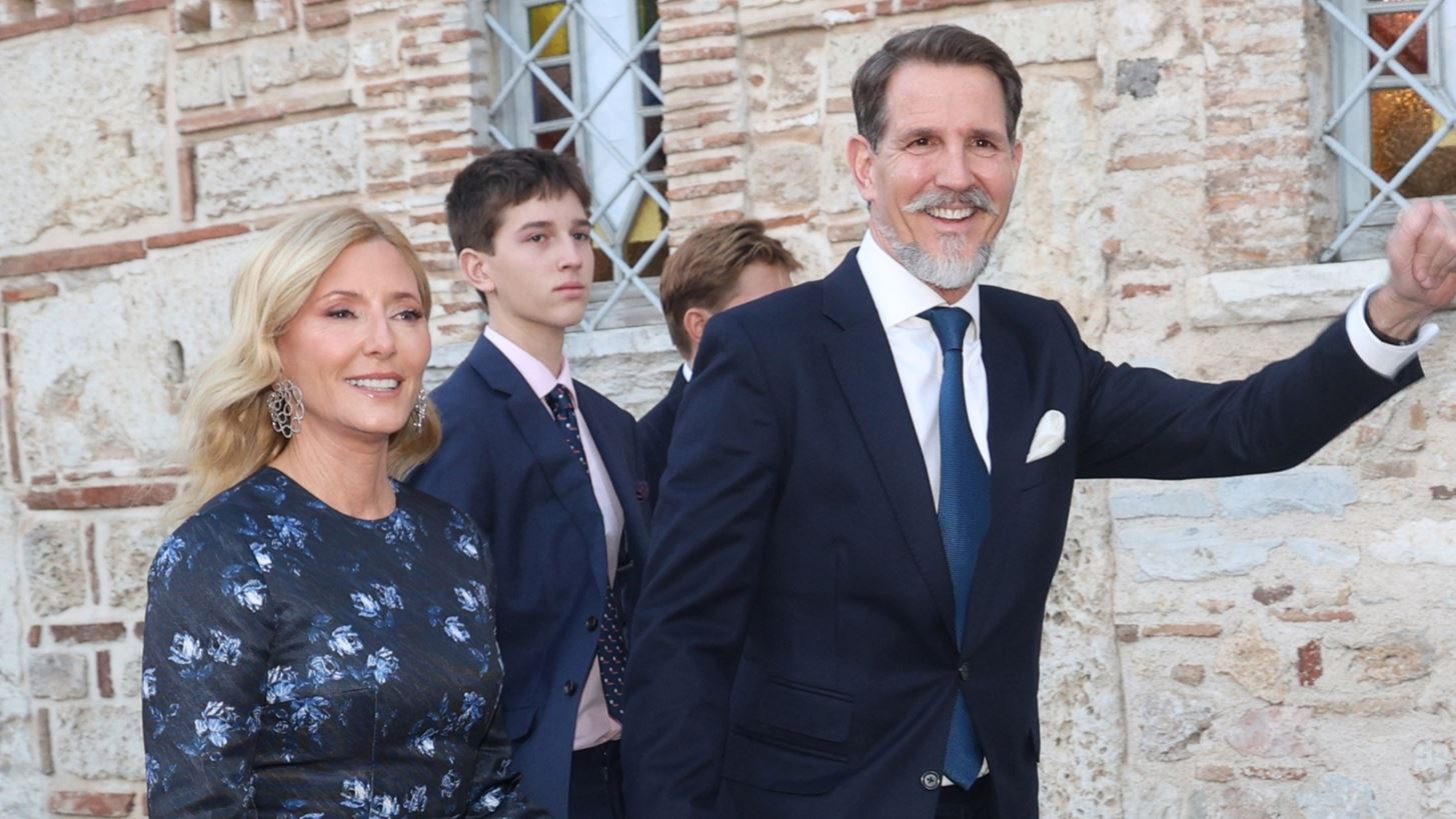 &#x397; Marie Chantal &#x3BC;&#x3B5; floral &#x3C6;&#x3CC;&#x3C1;&#x3B5;&#x3BC;&#x3B1; &#x3BA;&#x3B1;&#x3B9; &#x3B1;&#x3C3;&#x3B7;&#x3BC;&#x3AF; metallic &#x3B3;&#x3CC;&#x3B2;&#x3B5;&#x3C2; &#x3C3;&#x3C4;&#x3BF;&#x3BD; &#x3B3;&#x3AC;&#x3BC;&#x3BF; &#x3C4;&#x3B7;&#x3C2; &#x3A7;&#x3C1;&#x3C5;&#x3C3;&#x3AE;&#x3C2; &#x392;&#x3B1;&#x3C1;&#x3B4;&#x3B9;&#x3BD;&#x3BF;&#x3B3;&#x3B9;&#x3AC;&#x3BD;&#x3BD;&#x3B7; &#x3BA;&#x3B1;&#x3B9; &#x3C4;&#x3BF;&#x3C5; &#x39D;&#x3B9;&#x3BA;&#x3CC;&#x3BB;&#x3B1;&#x3BF;&#x3C5; &#x3BD;&#x3C4;&#x3B5; &#x393;&#x3BA;&#x3C1;&#x3B5;&#x3C2;
