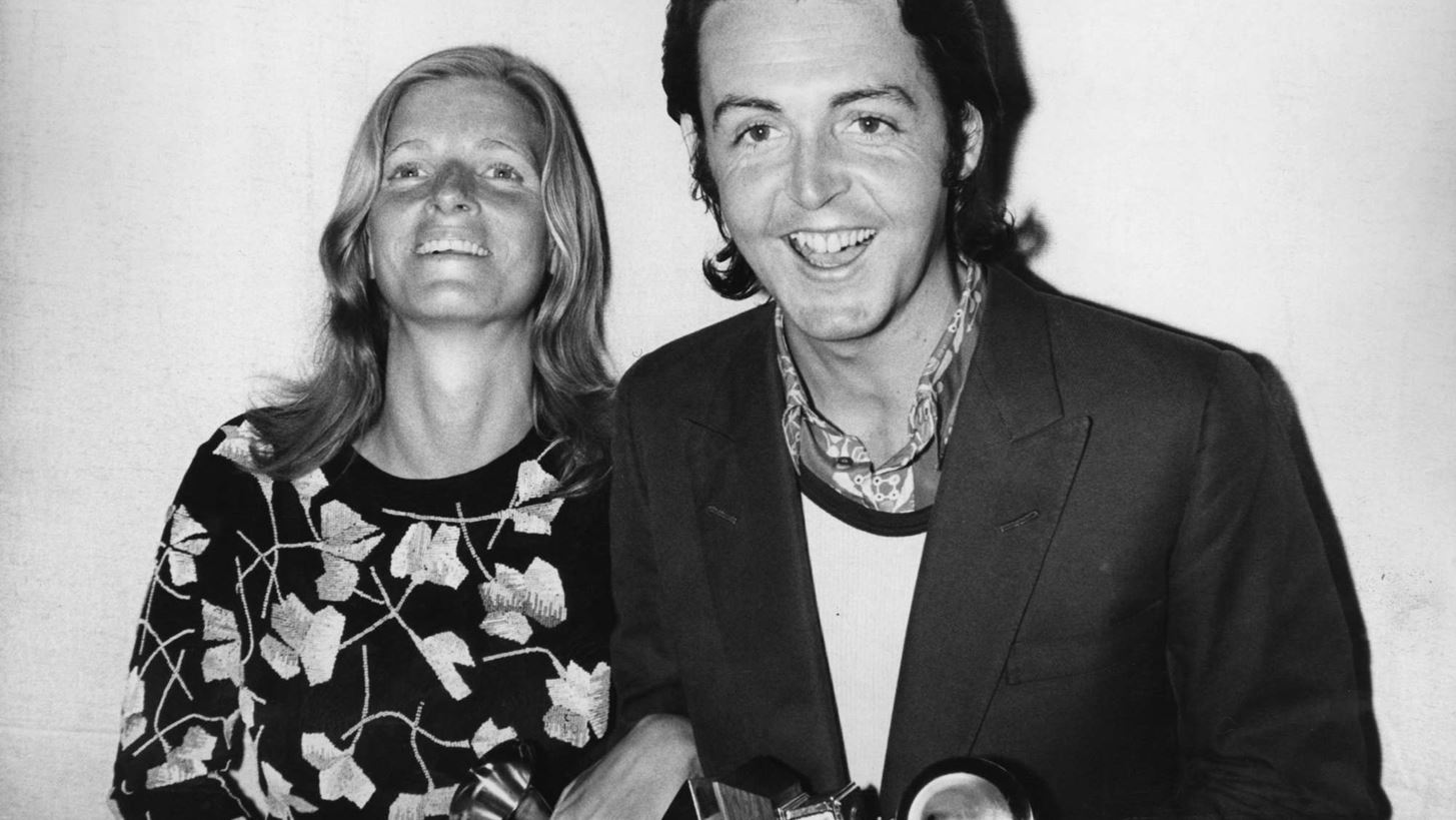 O Paul McCartney &#x3BC;&#x3AD;&#x3C3;&#x3B1; &#x3B1;&#x3C0;&#x3CC; &#x3C4;&#x3B1; &#x3B4;&#x3B9;&#x3BA;&#x3AC; &#x3C4;&#x3BF;&#x3C5; &#x3BB;&#x3CC;&#x3B3;&#x3B9;&#x3B1;