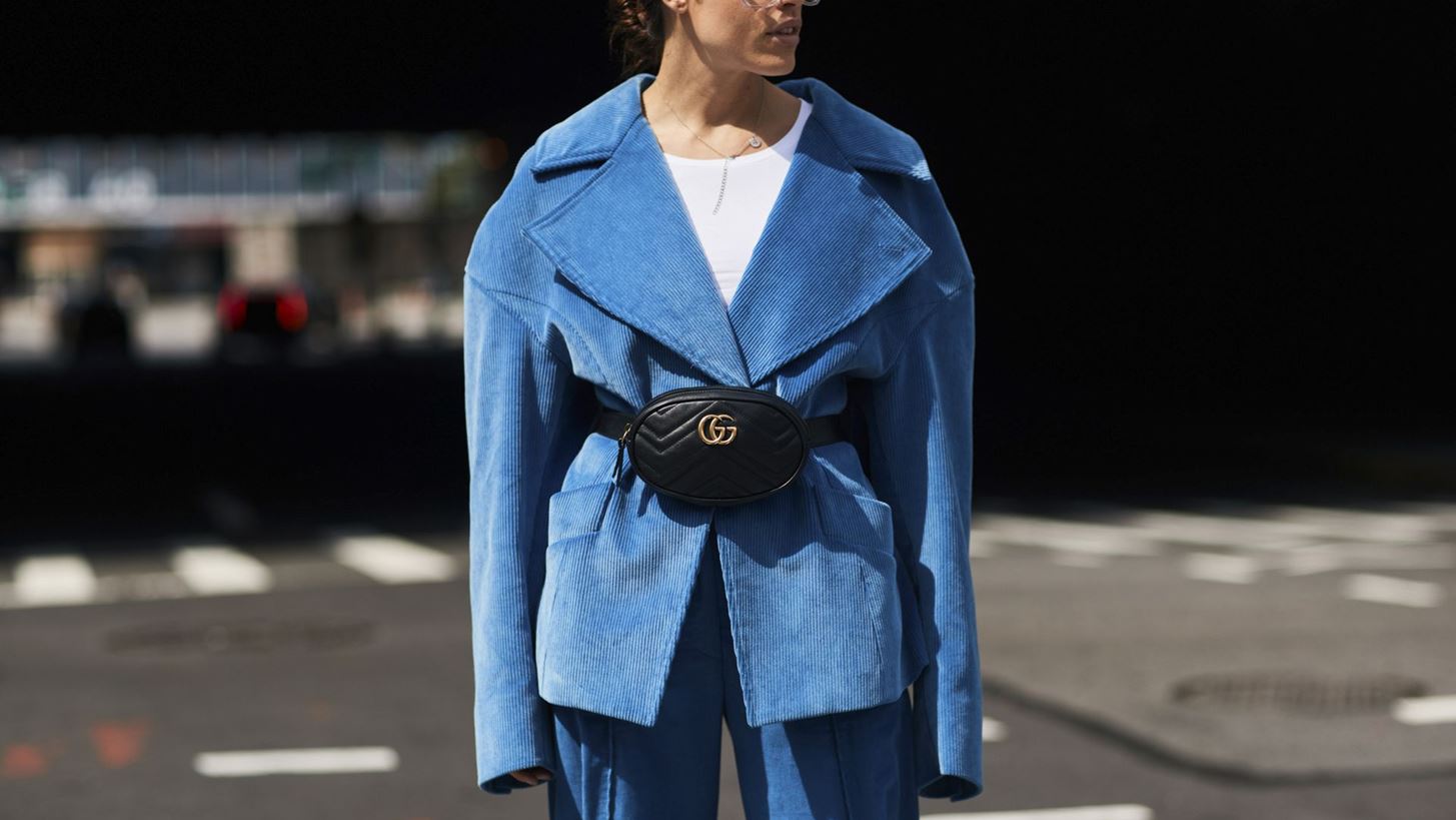 Πώς θα εντάξεις το φωτεινό μπλε στις καθημερινές εμφανίσεις σου